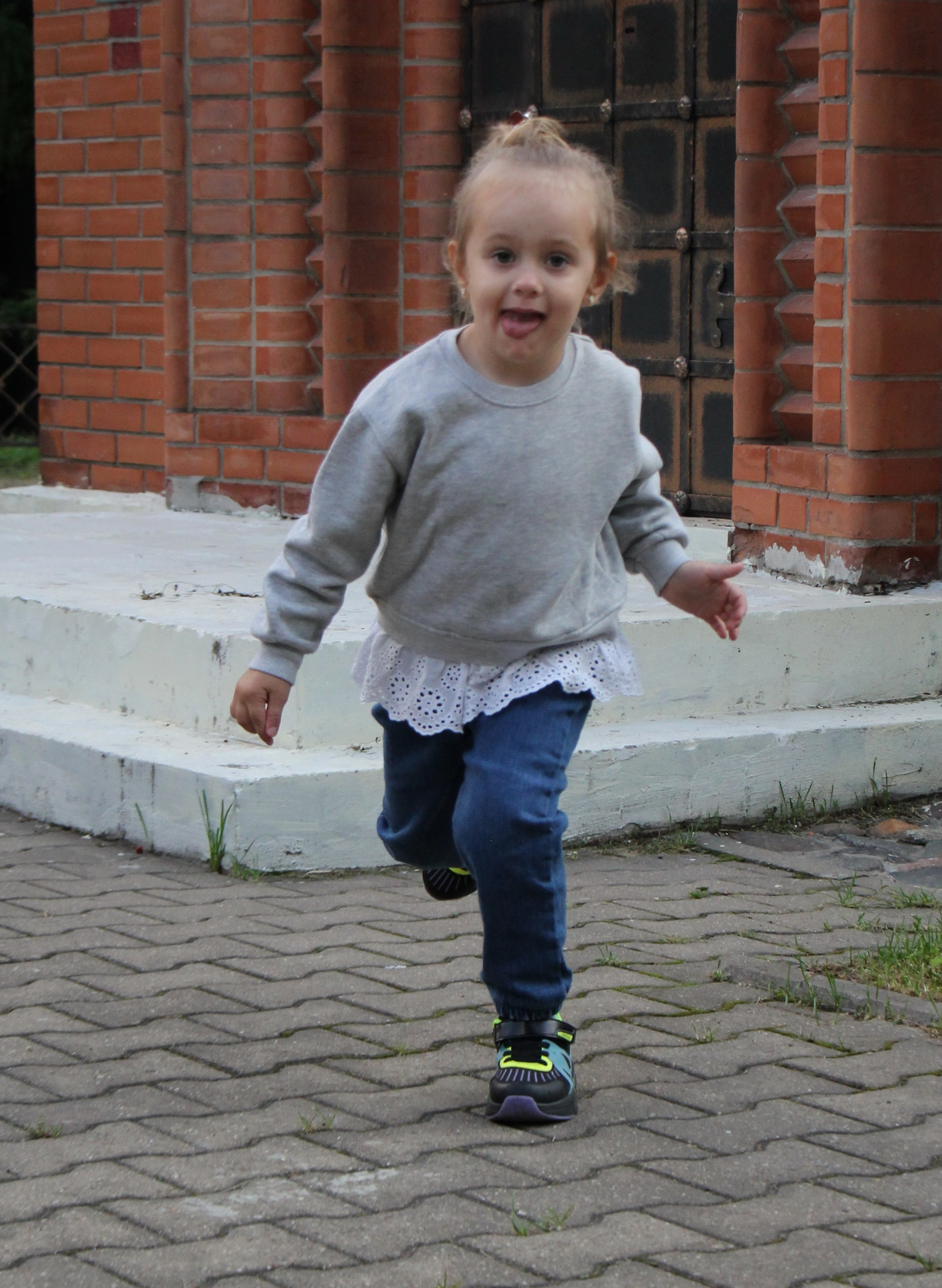 Аня с мамой на прогулке. Портретный фотограф Москва