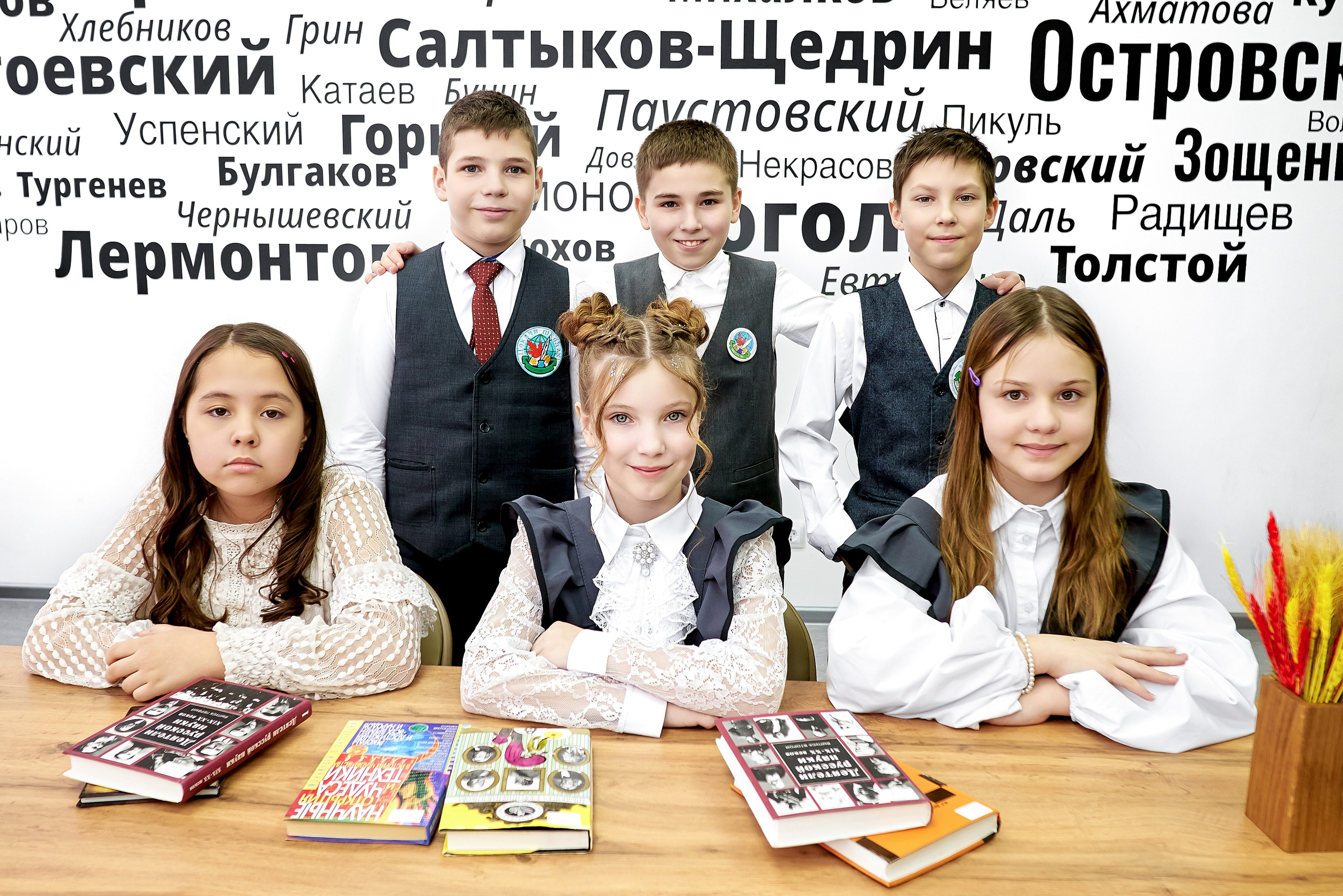 Выпускная фотография. Фотосъёмка на выпускные альбомы в школе и фотостудии. Фотограф в г. Нижневартовск Александра Гриценко