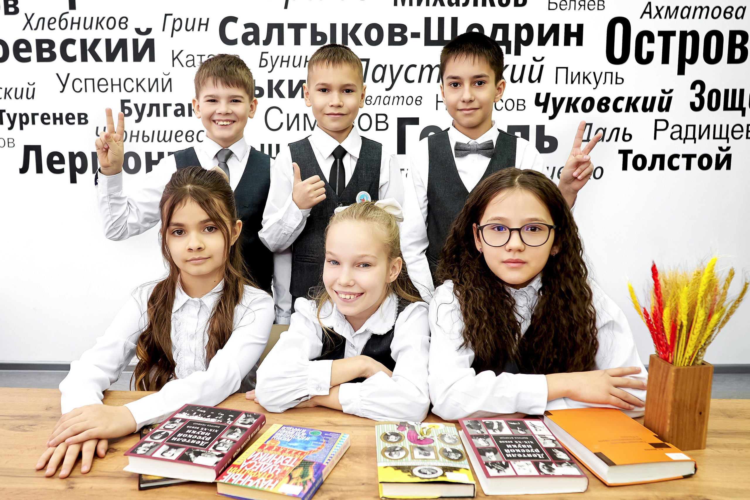 Выпускная фотография. Фотосъёмка на выпускные альбомы в школе и фотостудии. Фотограф в г. Нижневартовск Александра Гриценко