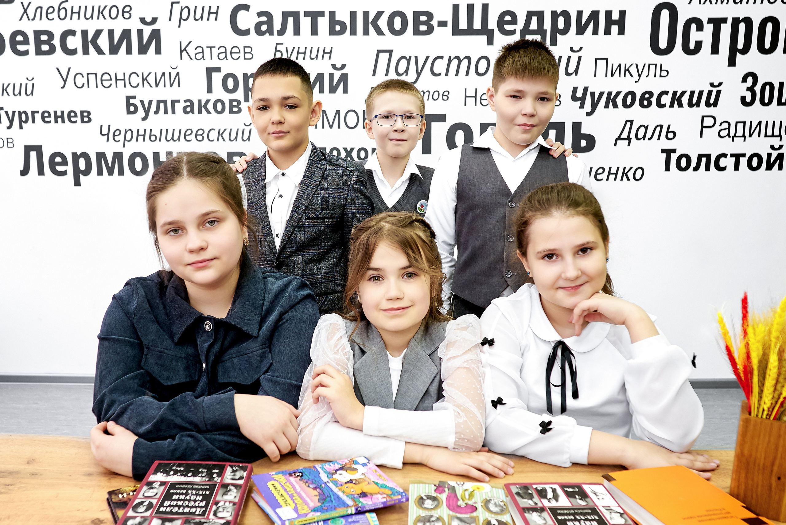 Выпускная фотография. Фотосъёмка на выпускные альбомы в школе и фотостудии. Фотограф в г. Нижневартовск Александра Гриценко