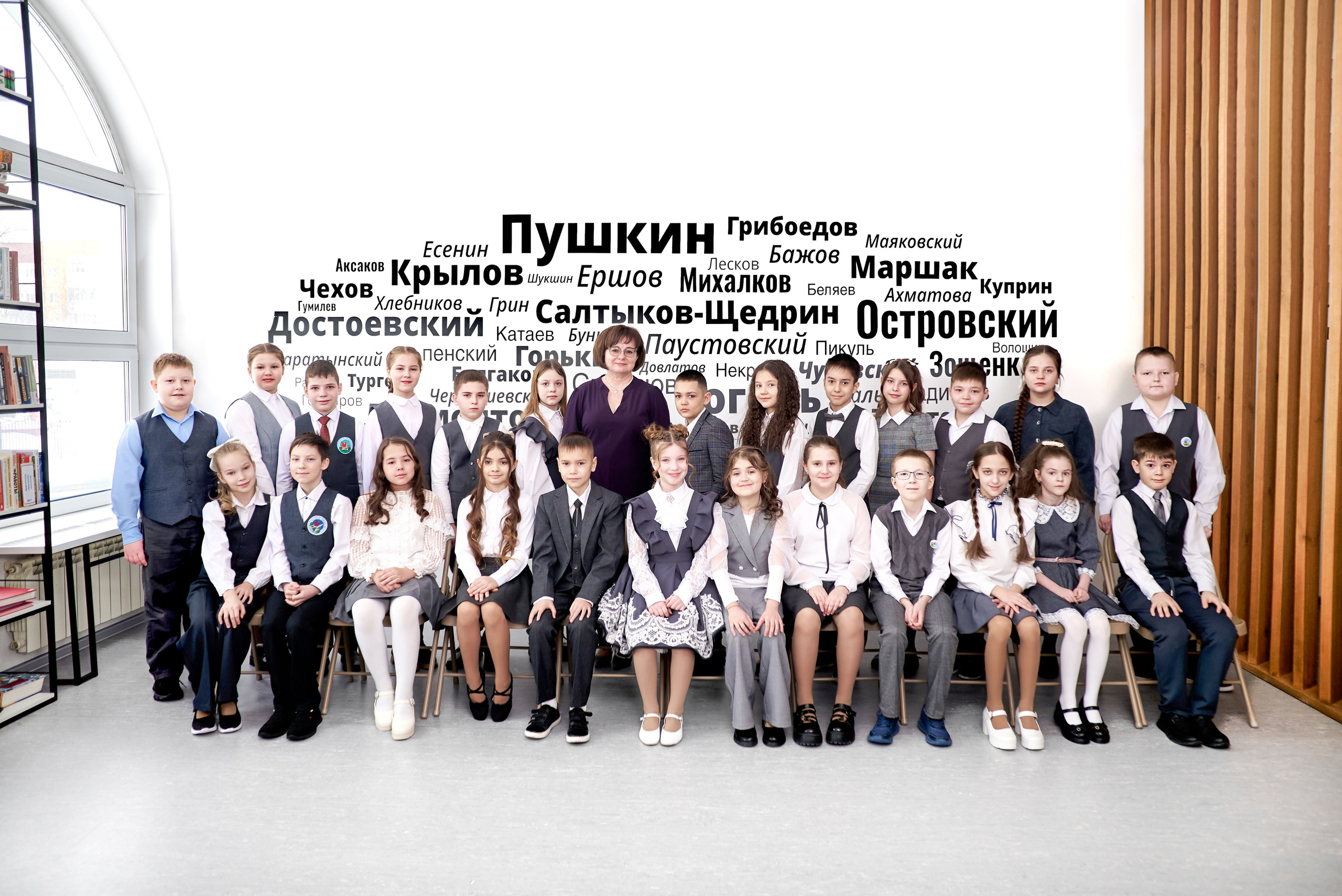 Выпускная фотография. Фотосъёмка на выпускные альбомы в школе и фотостудии. Фотограф в г. Нижневартовск Александра Гриценко