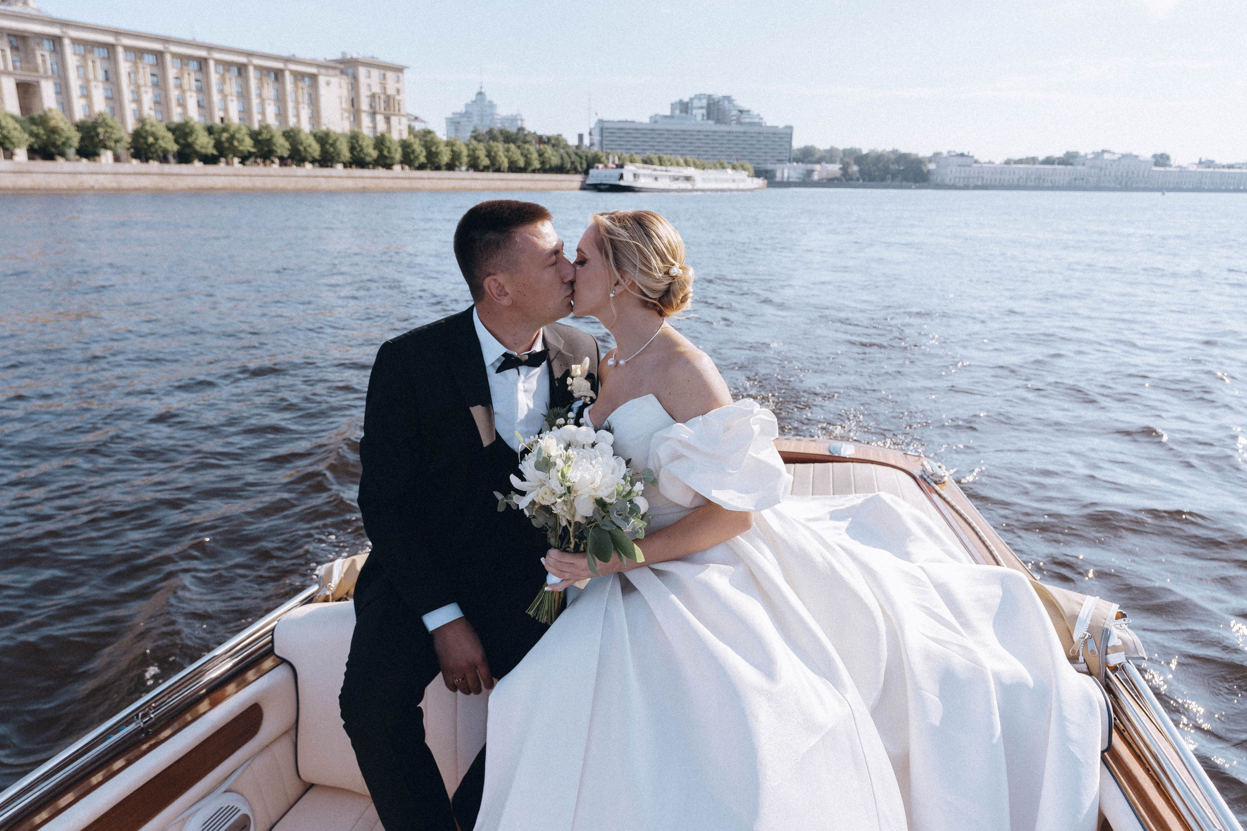 СВАДЕНБНАЯ СЬЕМКА НА КАТЕРЕ ПО КАНАЛАМ САНКТ-ПЕТЕРБУРГА И В АКВАТОРИИ НЕВЫ. Профессиональный фотограф, Санкт-Петербург — Виктория Богомолова