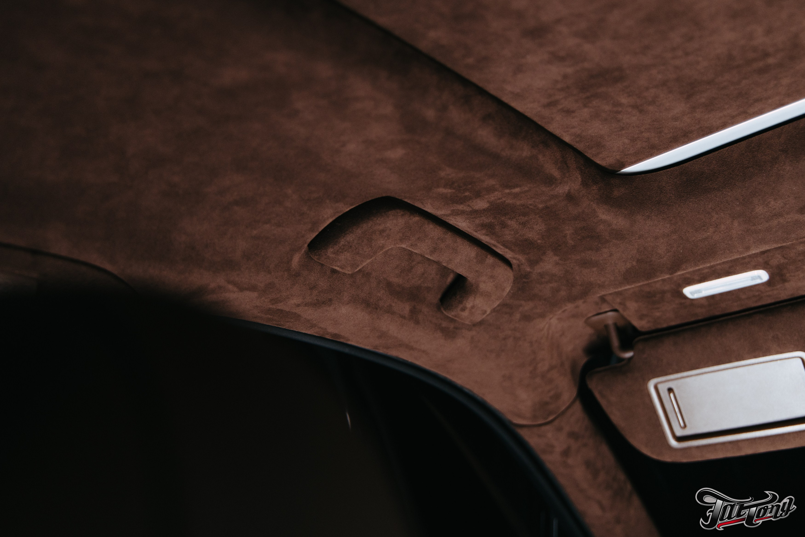 Porsche Сayenne пошив потолка в коричневую алькантару. DeLorein