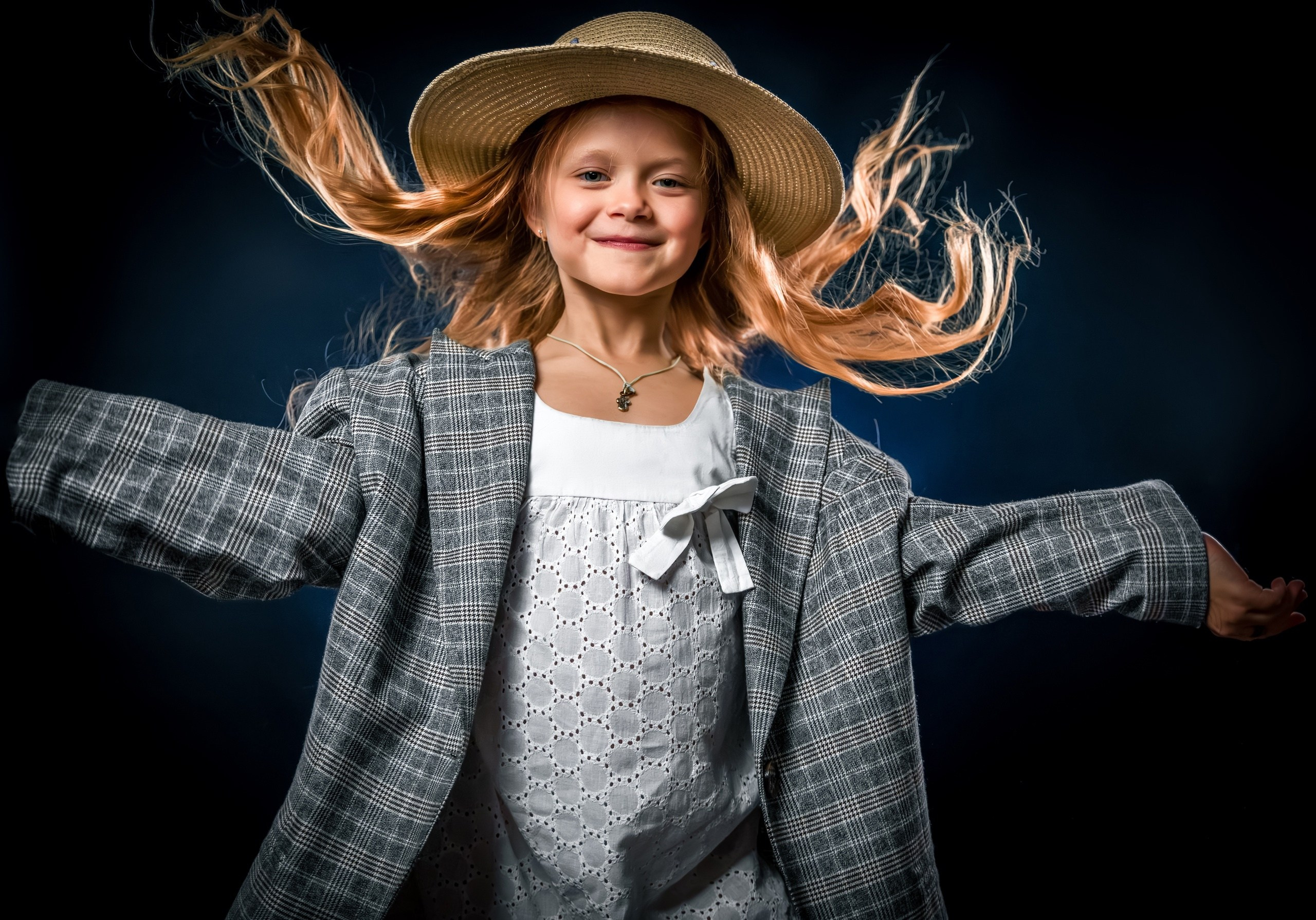 Портретная фотосъемка девочки в шляпе и пиджаке в Воронеже
