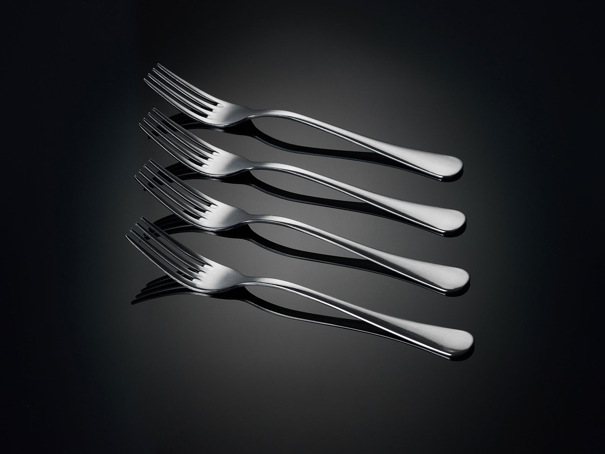 Предметная съемка на черном фоне в Санкт-Петербурге. Фото для рекламы.