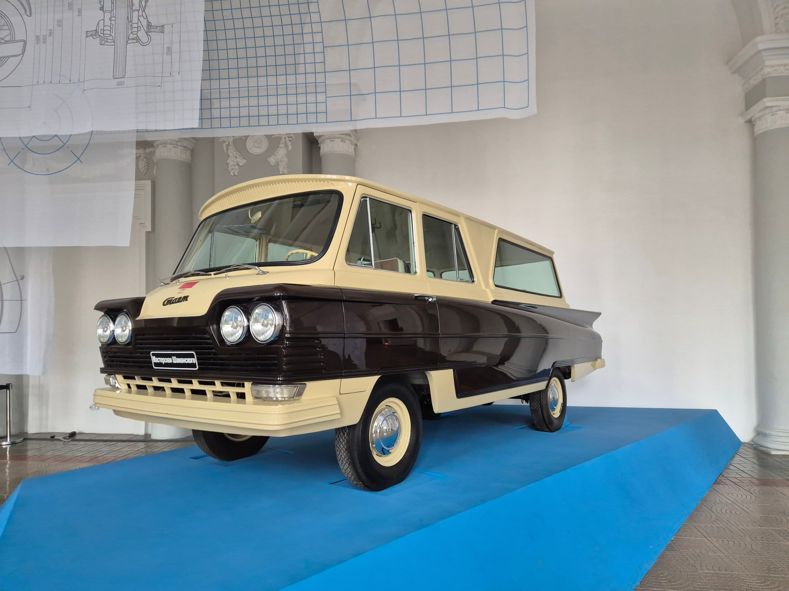 Представлена история развития всех видов транспорта - наземного, водного, электротранспорта города