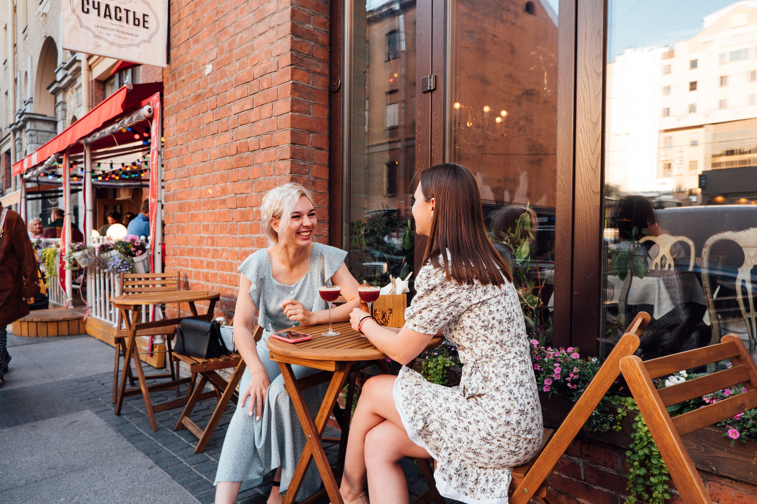 Встреча подруг. Репортажный фотограф в Санкт-Петербурге. Фотограф на мероприятие в СПБ
