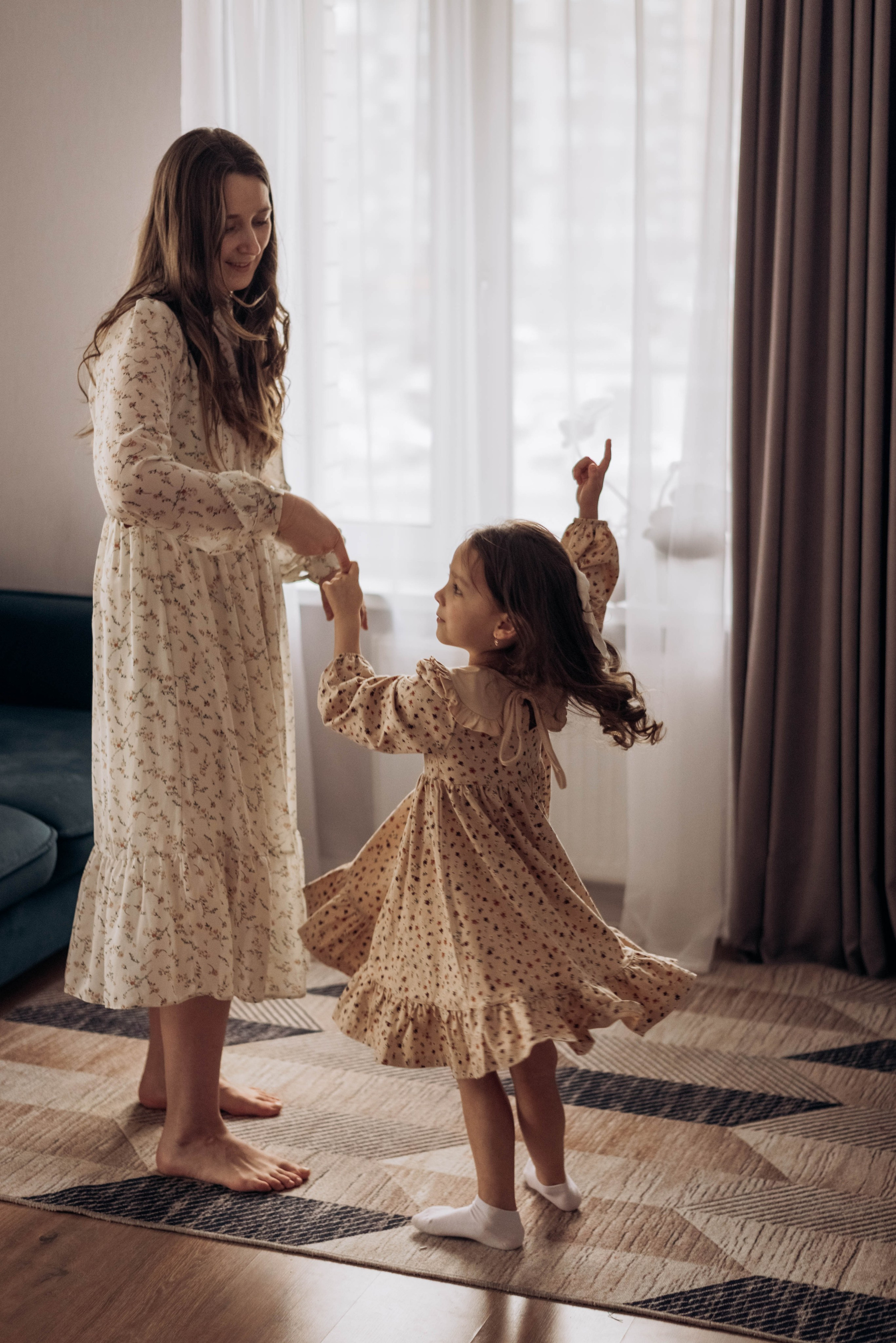 Домашняя фотосессия для мамы и дочек, с цветами, весной, к 8 марта. Семейный фотограф в Железнодорожном Масаева Елена