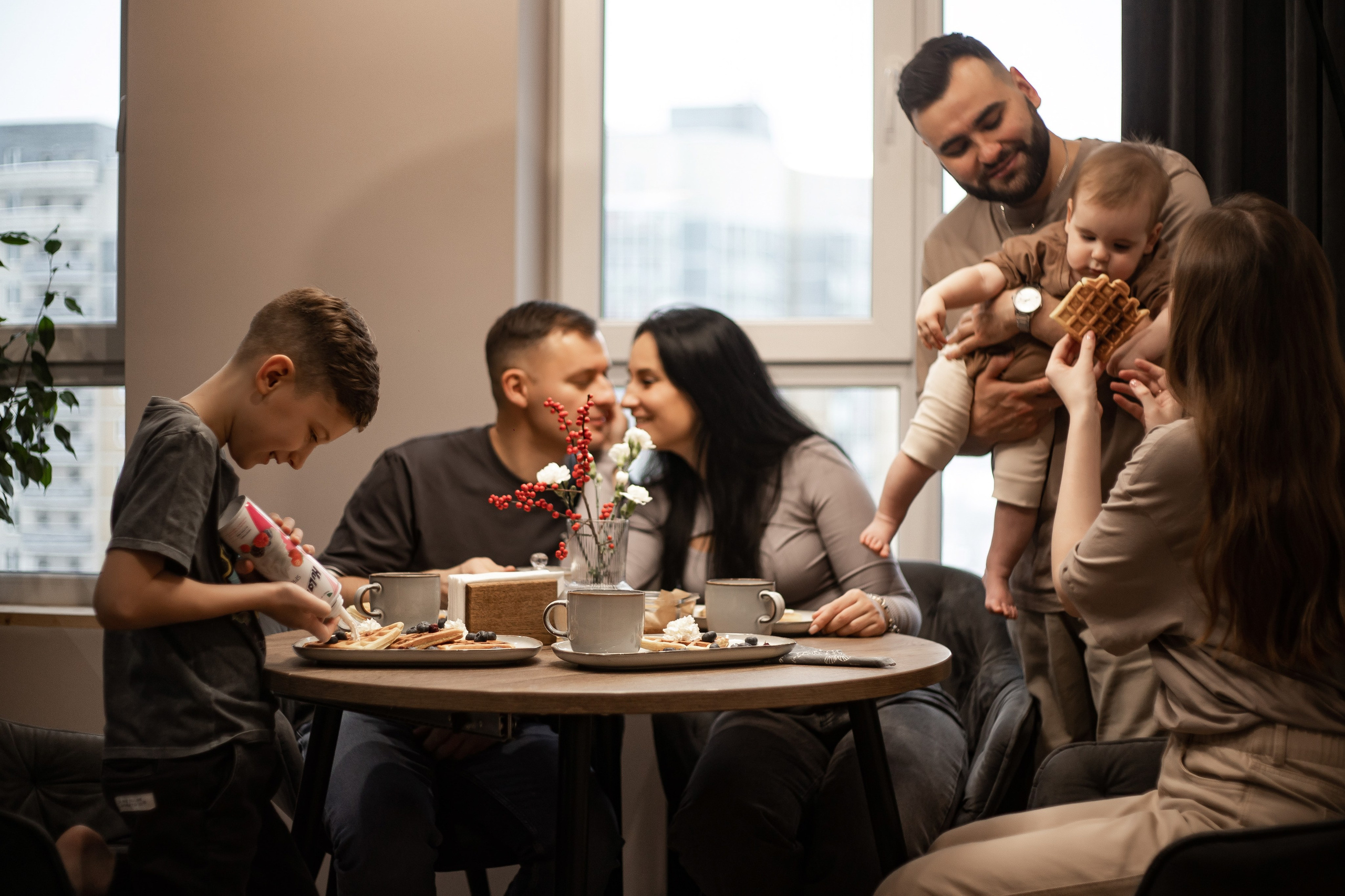 Совместный завтрак. Семейная съемка — это красивый способ признаться своей семье в любви