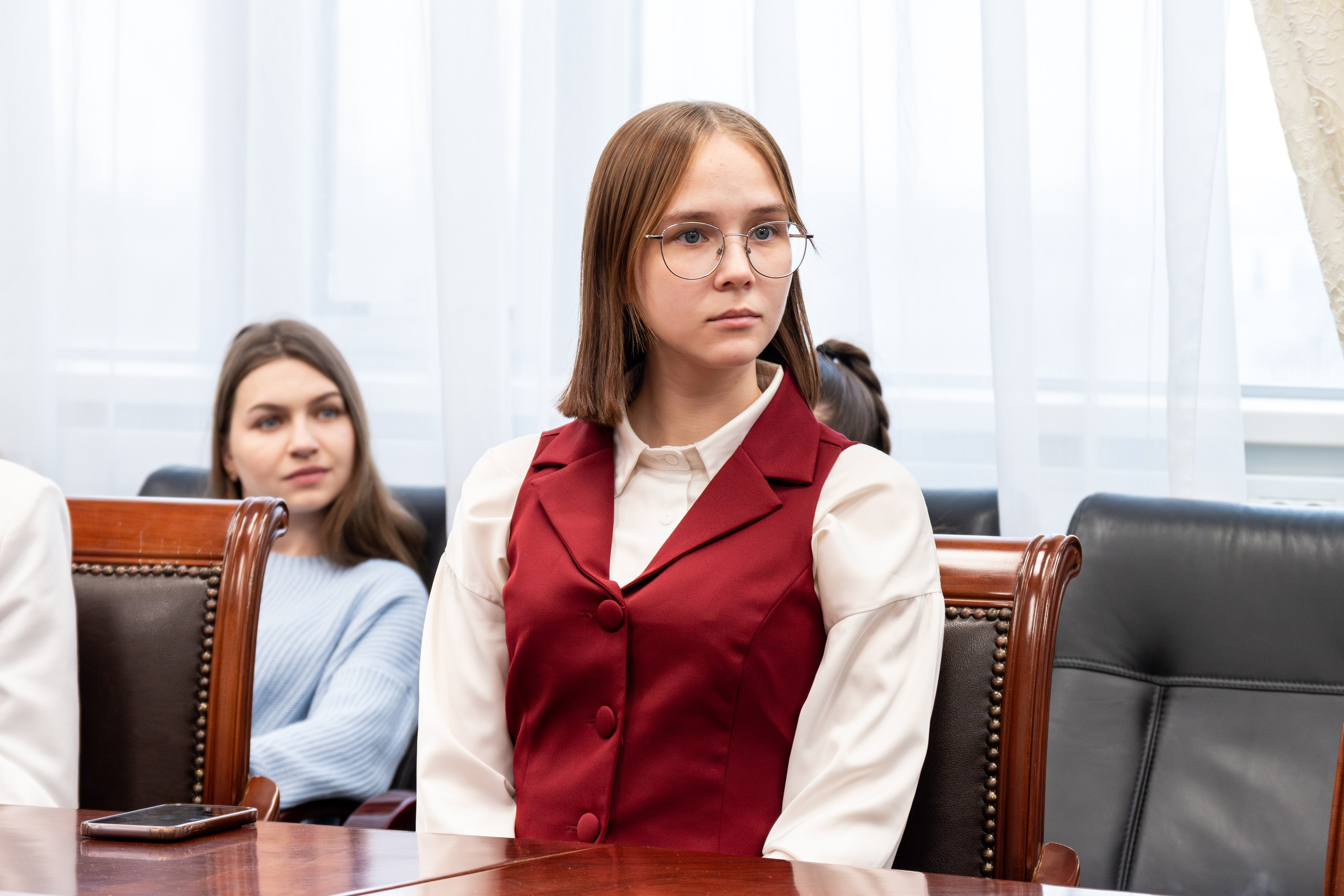 Встреча студентов и сотрудников ДВФУ с сенатором РФ Александром Роликом в День юриста. Репортажный и портретный фотограф во Владивостоке Денис Седов