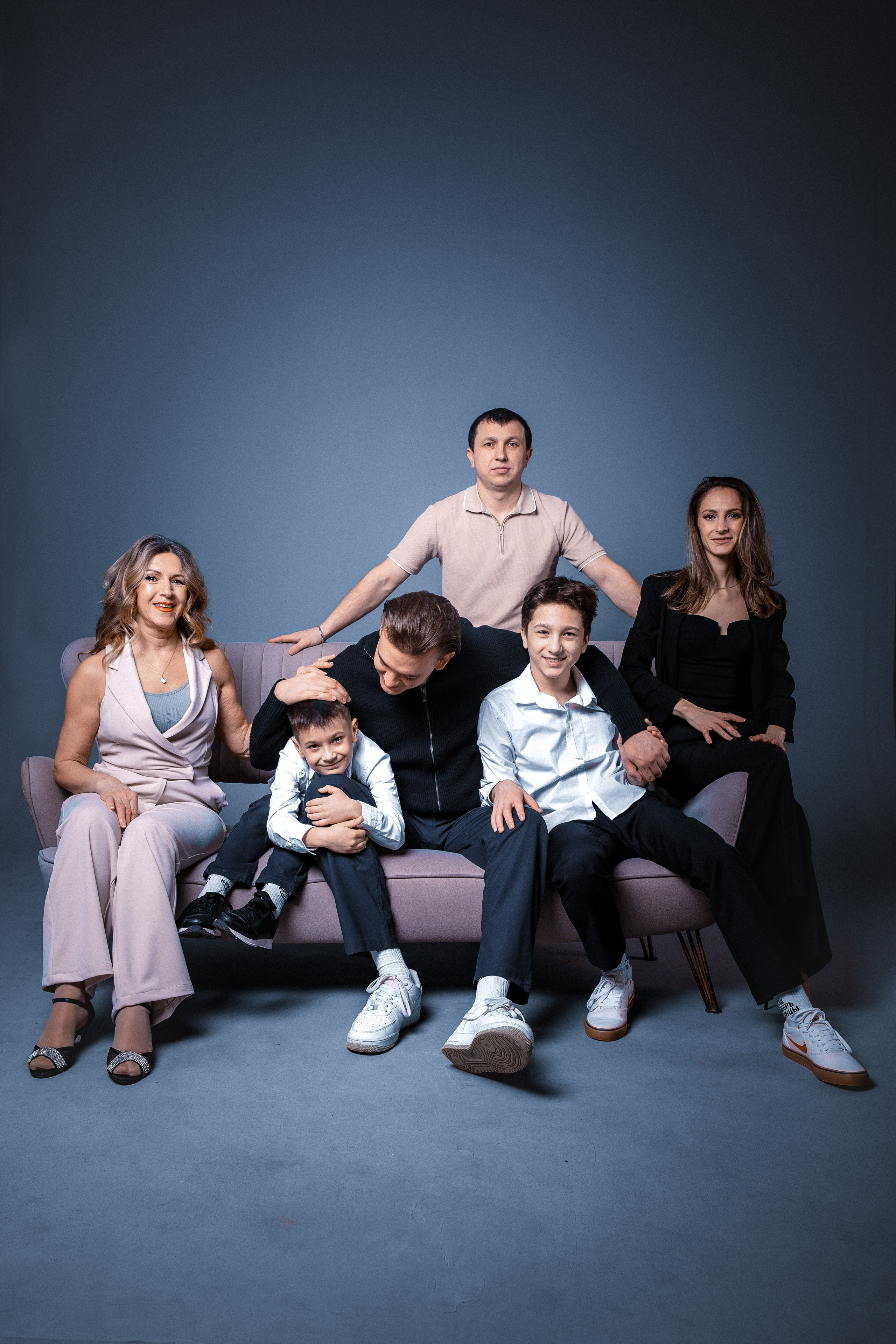 Семейная фотосессия в студии Галины и ее родных. Контент фотограф для экспертов в соцсетях Алена Собора Москва