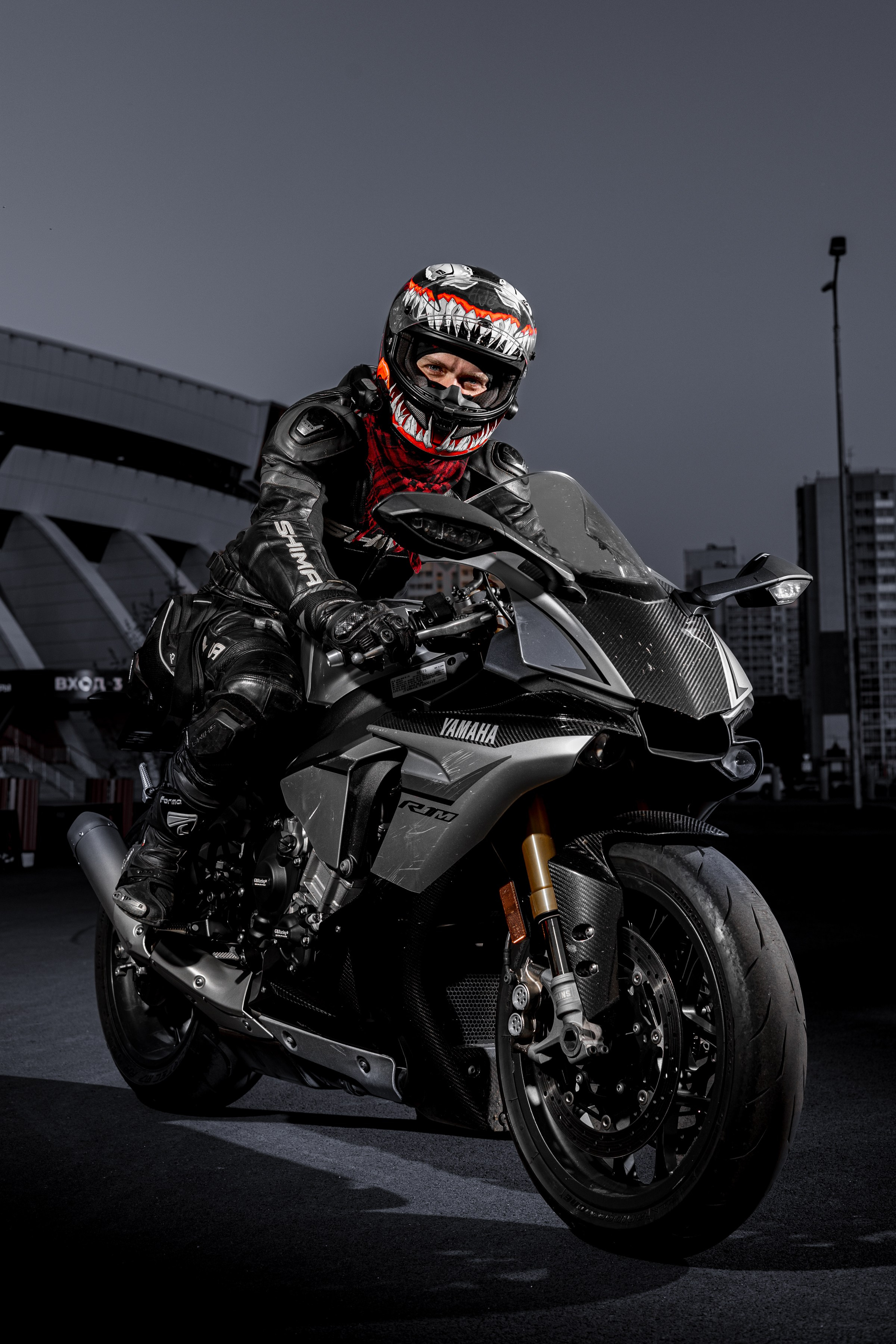 Мотоциклист Байкер Кемерово Кузбасс Ледовая арена Черно-красный ямаха R1 