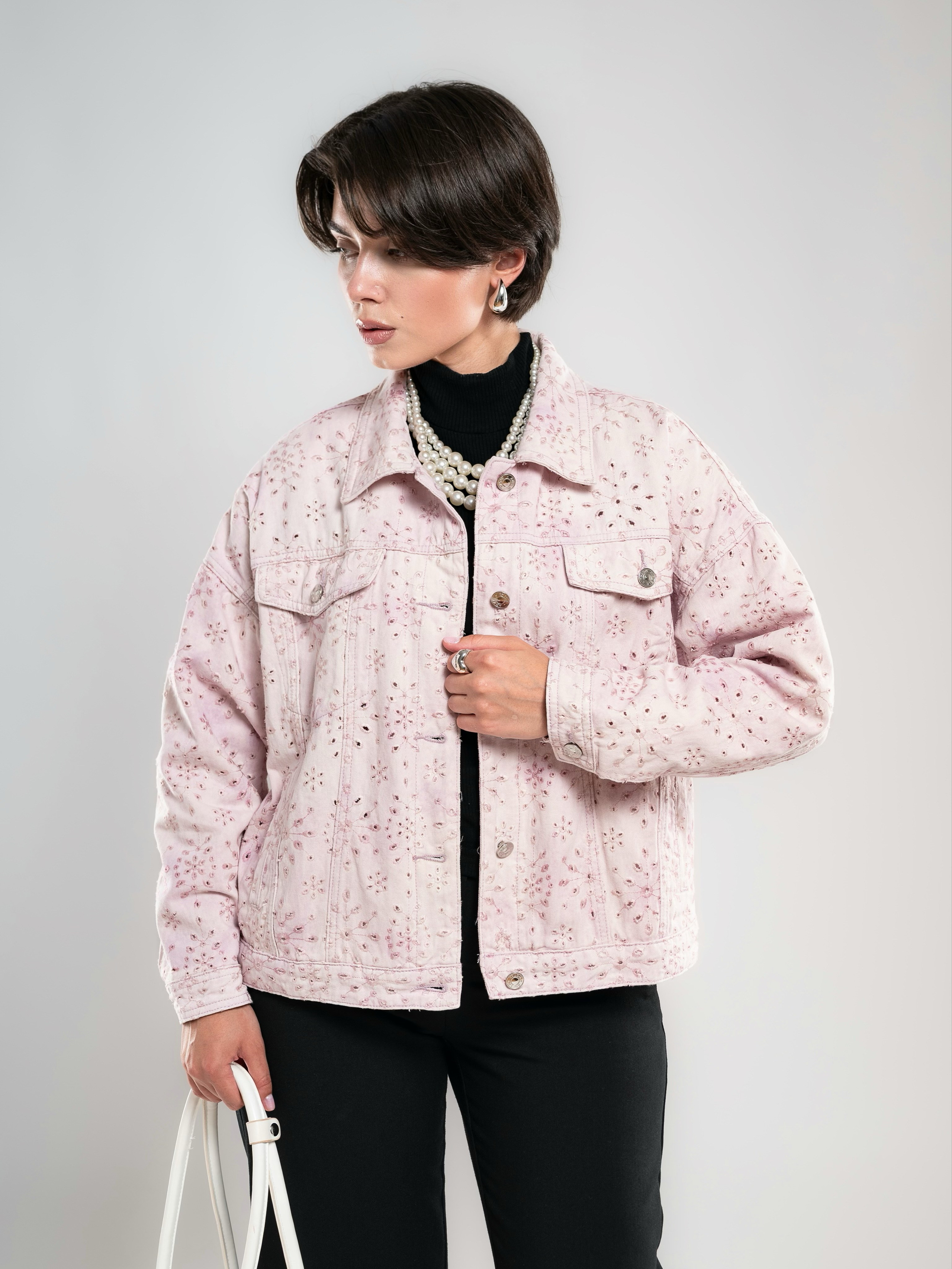 Джинсовые куртки на 2х моделях. Предметный фотограф, фото для маркетплейсов Пятигорск, КМВ