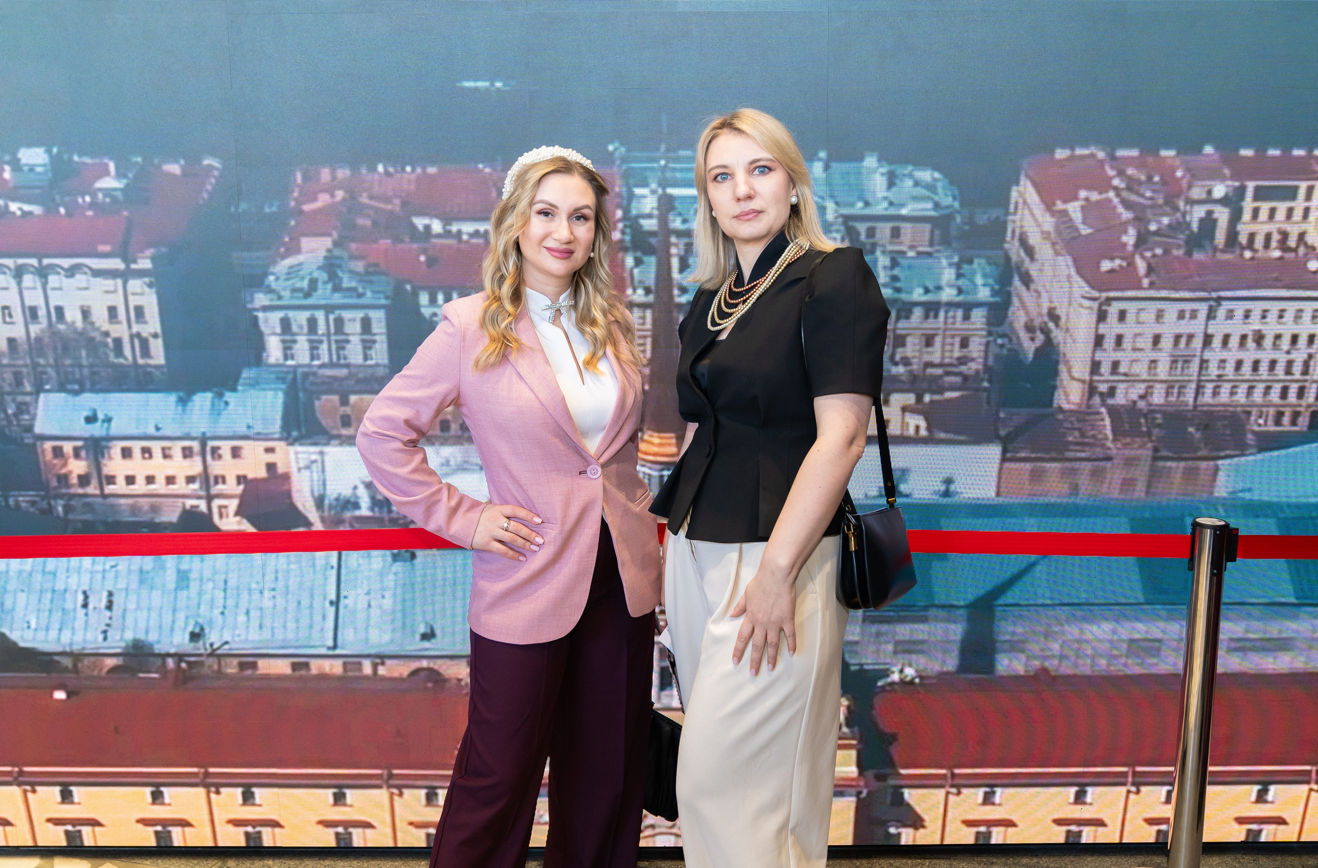 Две стильные женщины на праздновании Дня местного самоуправления в Санкт-Петербурге. Фото сделано Евгением Мальцевым.