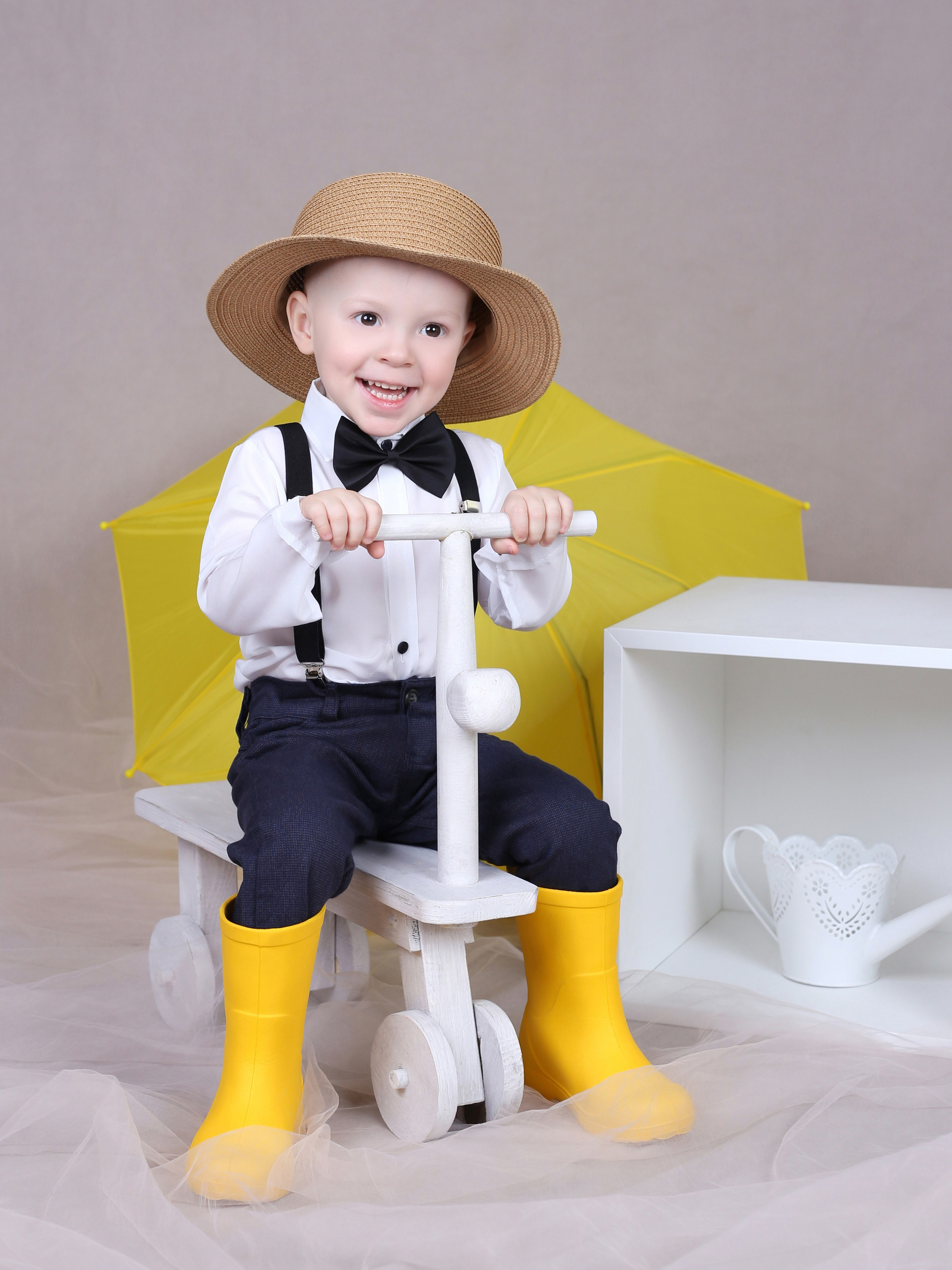 Общее фото в детском саду с выездным реквизитом в Тюмени. Выпускные альбомы в Тюмени для школ, садов, вузов спортивных секций