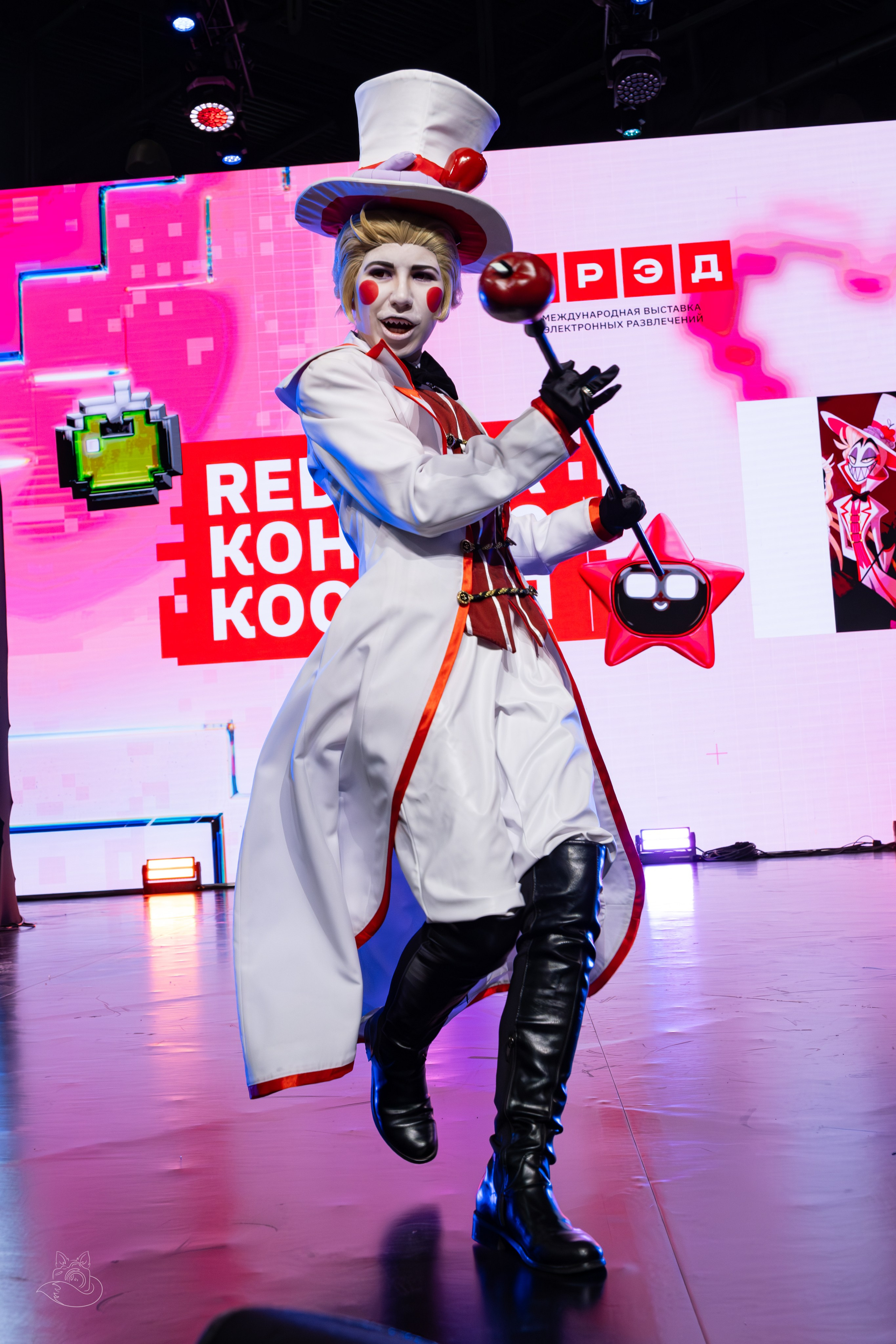 Сцена РЭД ЭКСПО 2024. Косплей фотограф