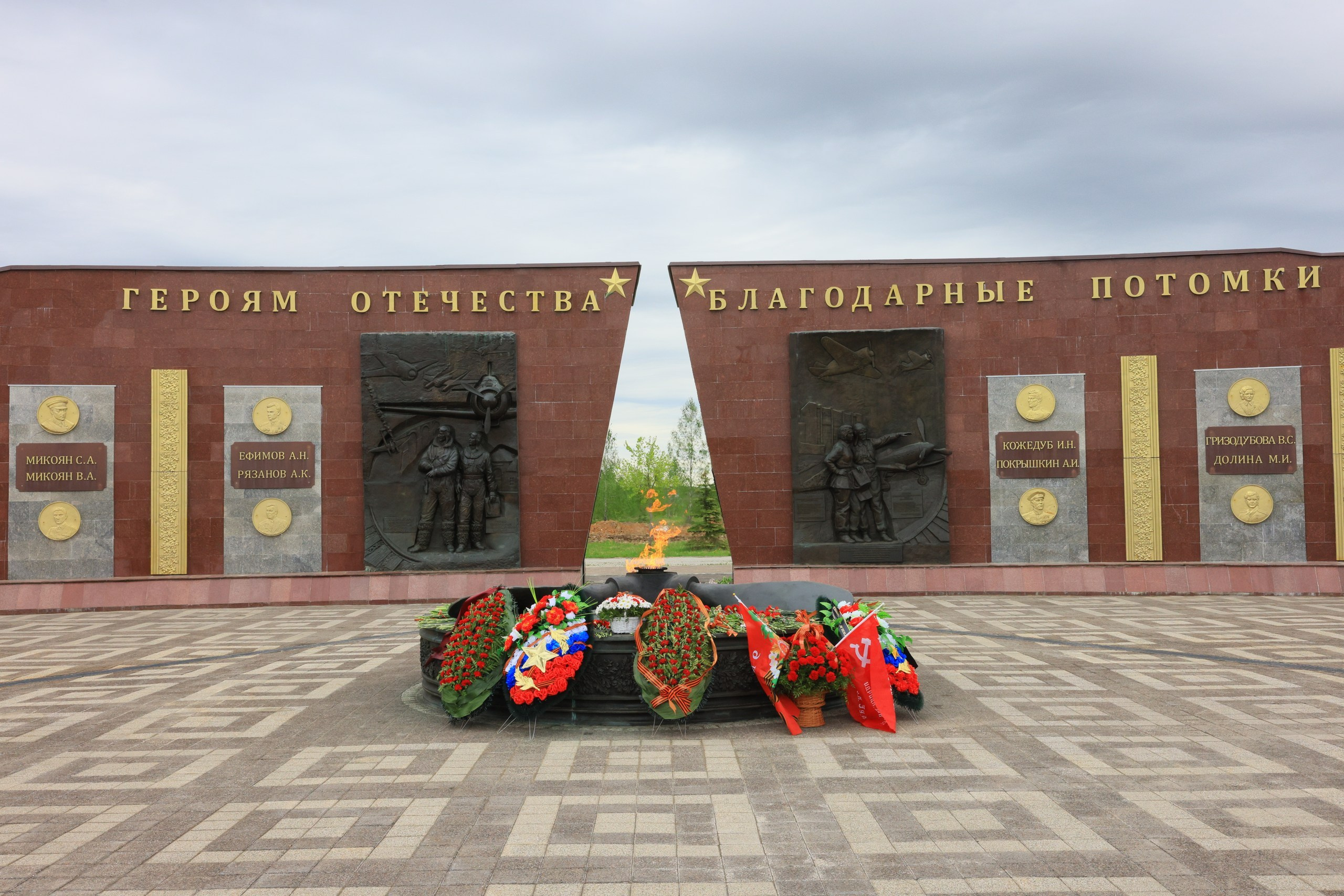 9 мая 2026 Хаммер клуб в День Победы в Туле (У мемориала «Защитникам неба Отечества», музея оружия, «Три штыка». Фотограф в Туле Крупский АнДРей. Фотостудия «КАДР71» в Туле