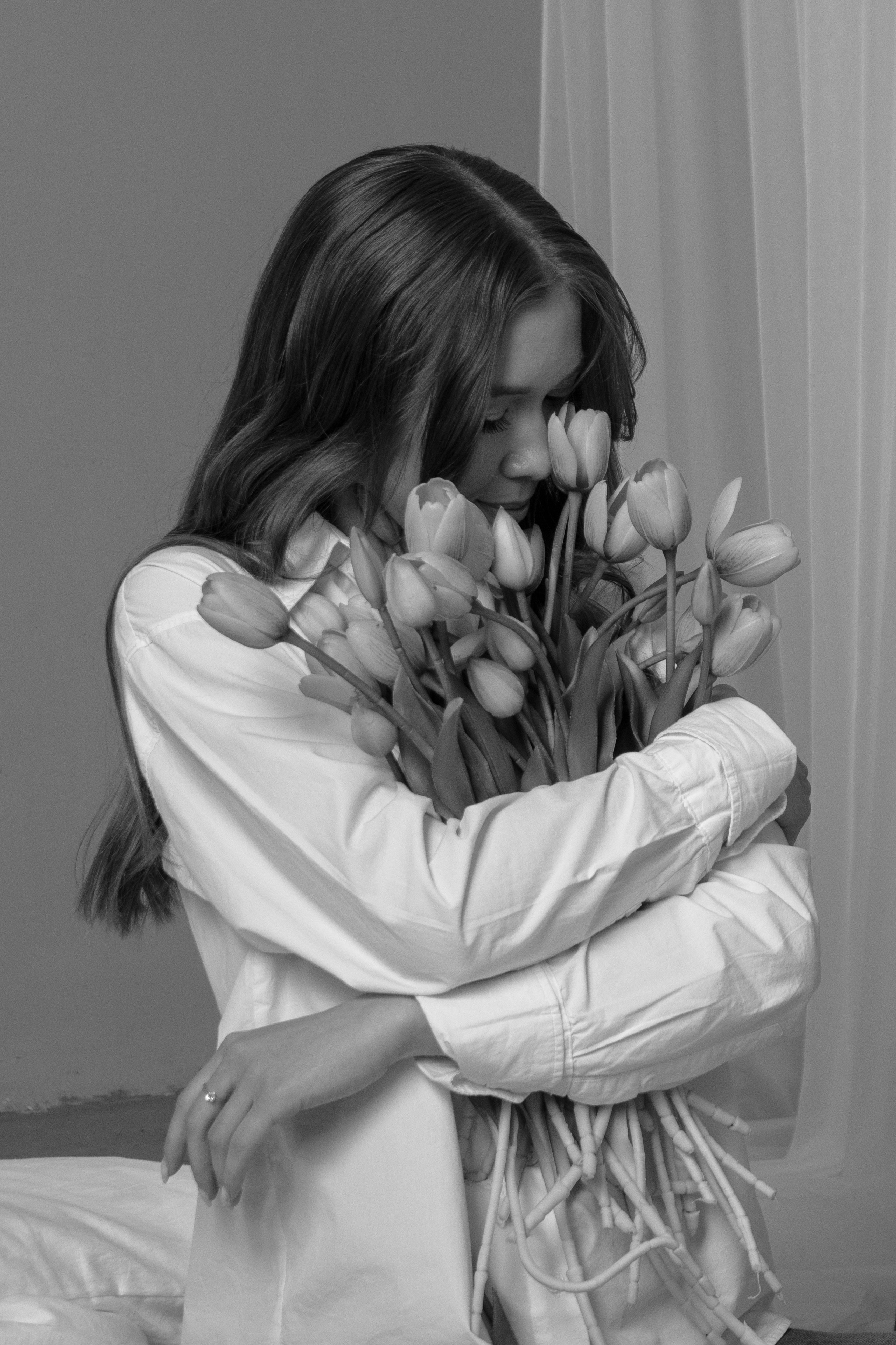 черно-белая фотография девушка с цветами