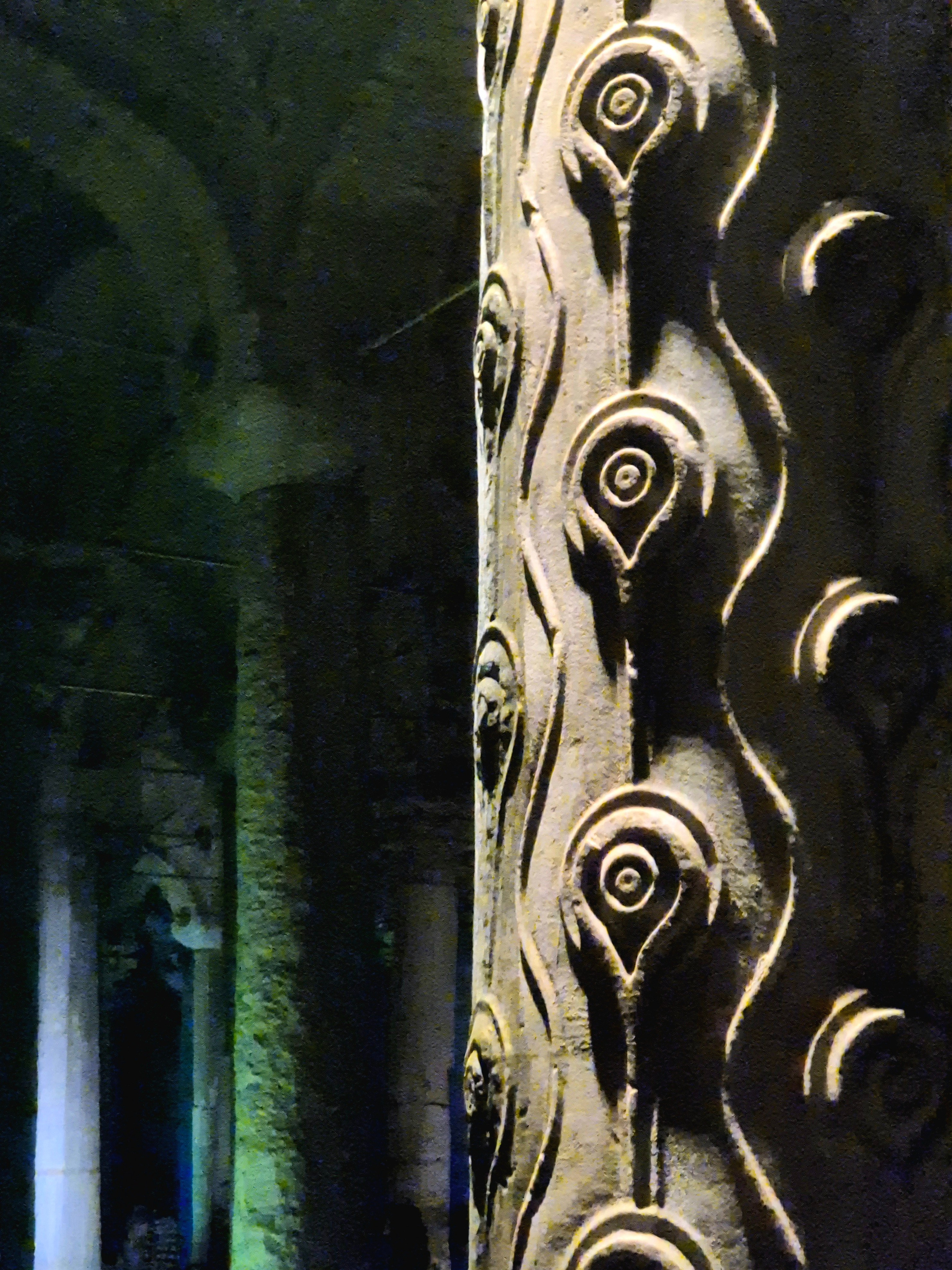 Как-то раньше, за головами экскурсионных групп, упускал такую красоту