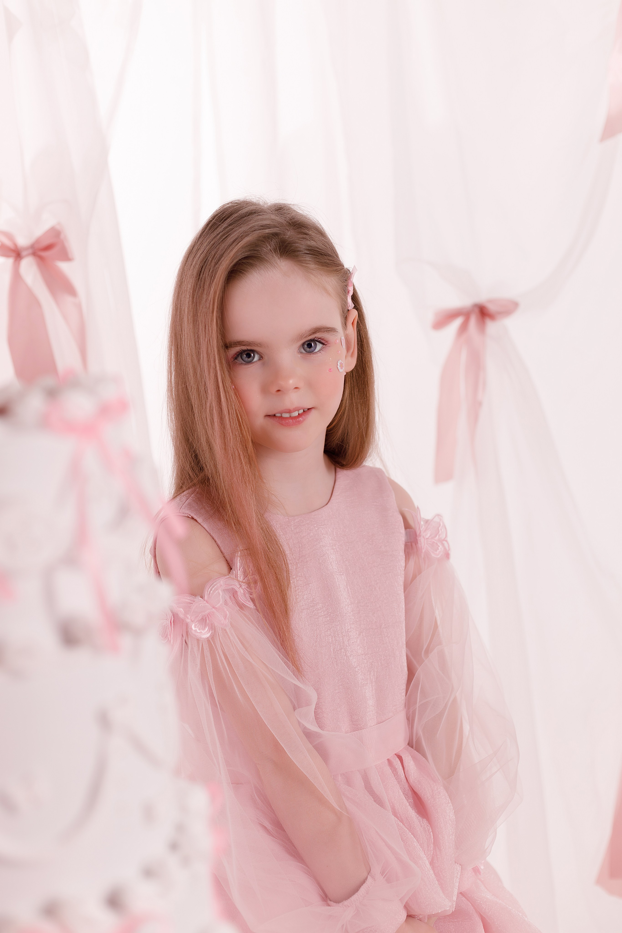 Фотосессия на День Рождения для девочек — сладкий праздник в сказочных декорациях. Детский студийный фотограф Сочи