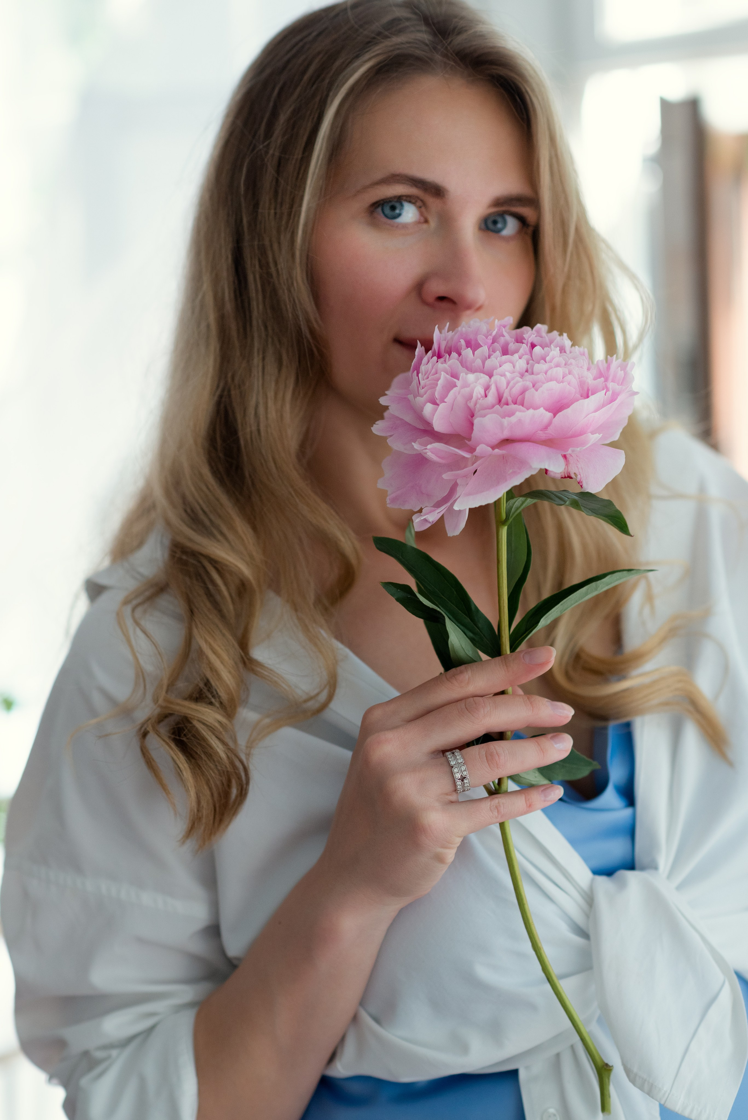Элегантный портрет женщины с пионом: эстетика и утонченность. Фотосессия для женщин от фотографа Марины Скибо.