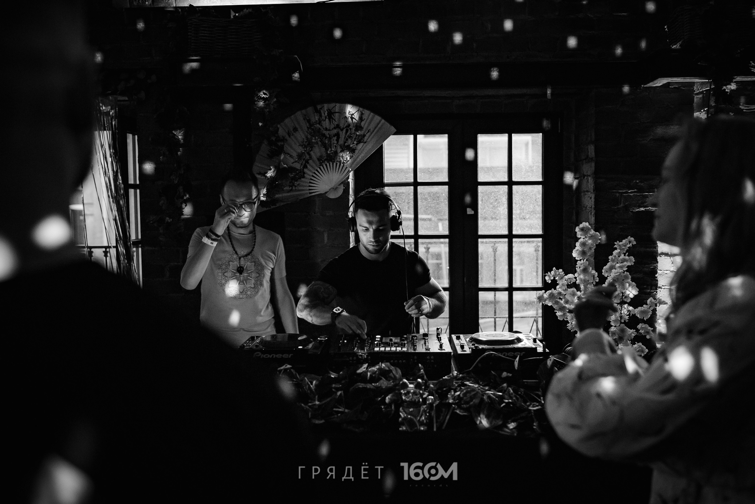 16 Om & Gryadet. Репортажный (клубный) фотограф в Москве