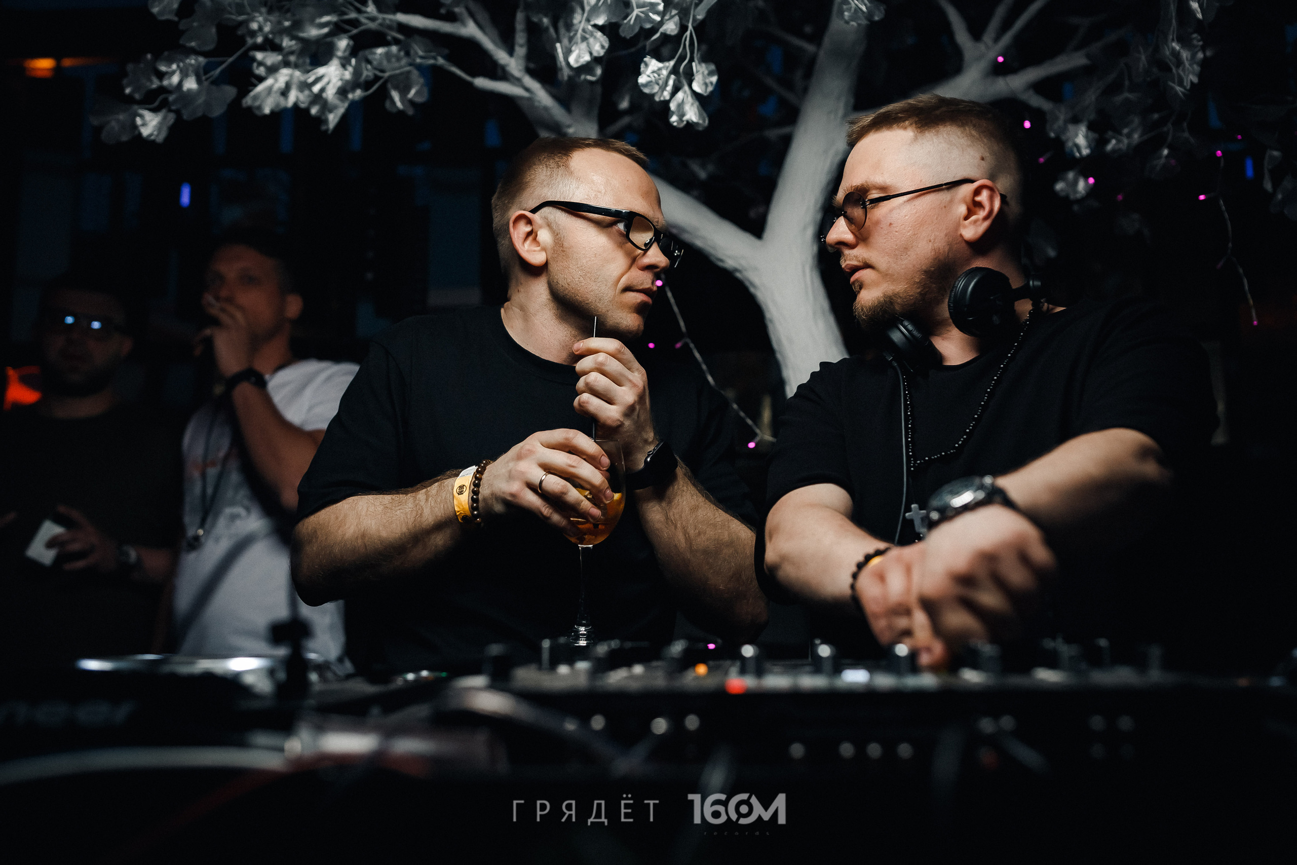 16 Om & Gryadet. Репортажный (клубный) фотограф в Москве