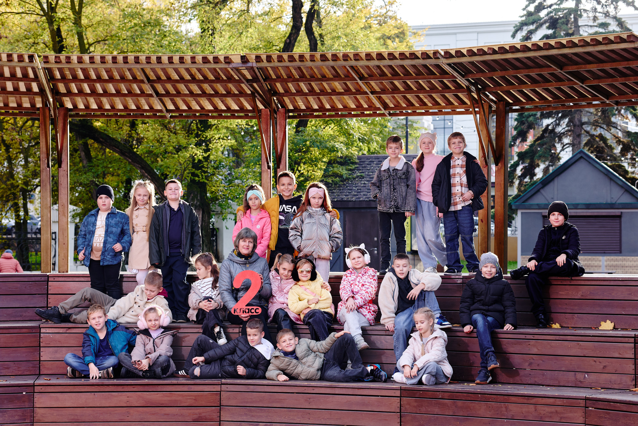 Прогулка в парке классом. Фотограф Выпускные альбомы Таганрог Сергей Коробченко