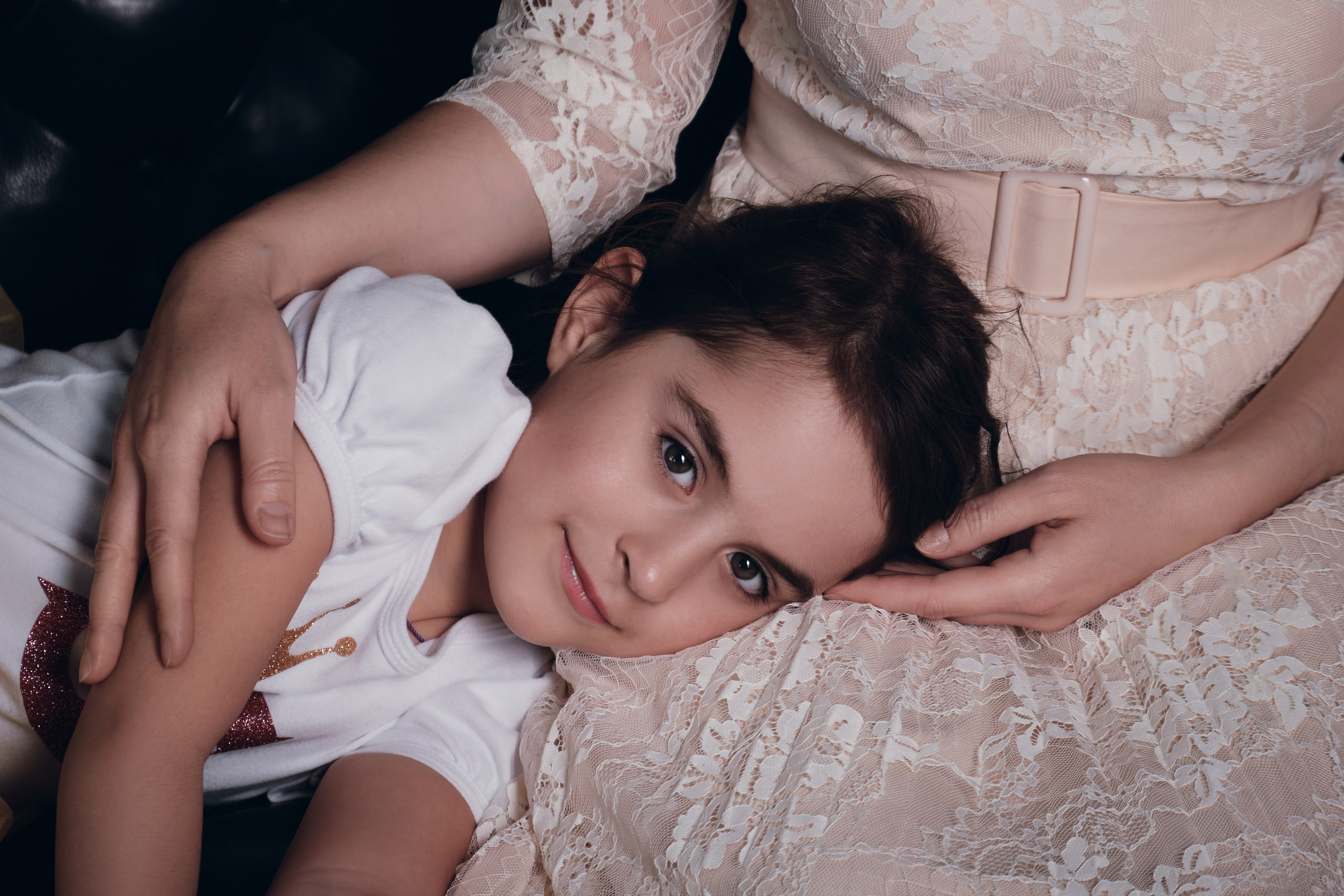 Семейная фотосессия мамы и двух дочек. Портретный фотограф на новый год в Москве Виктория Колышева