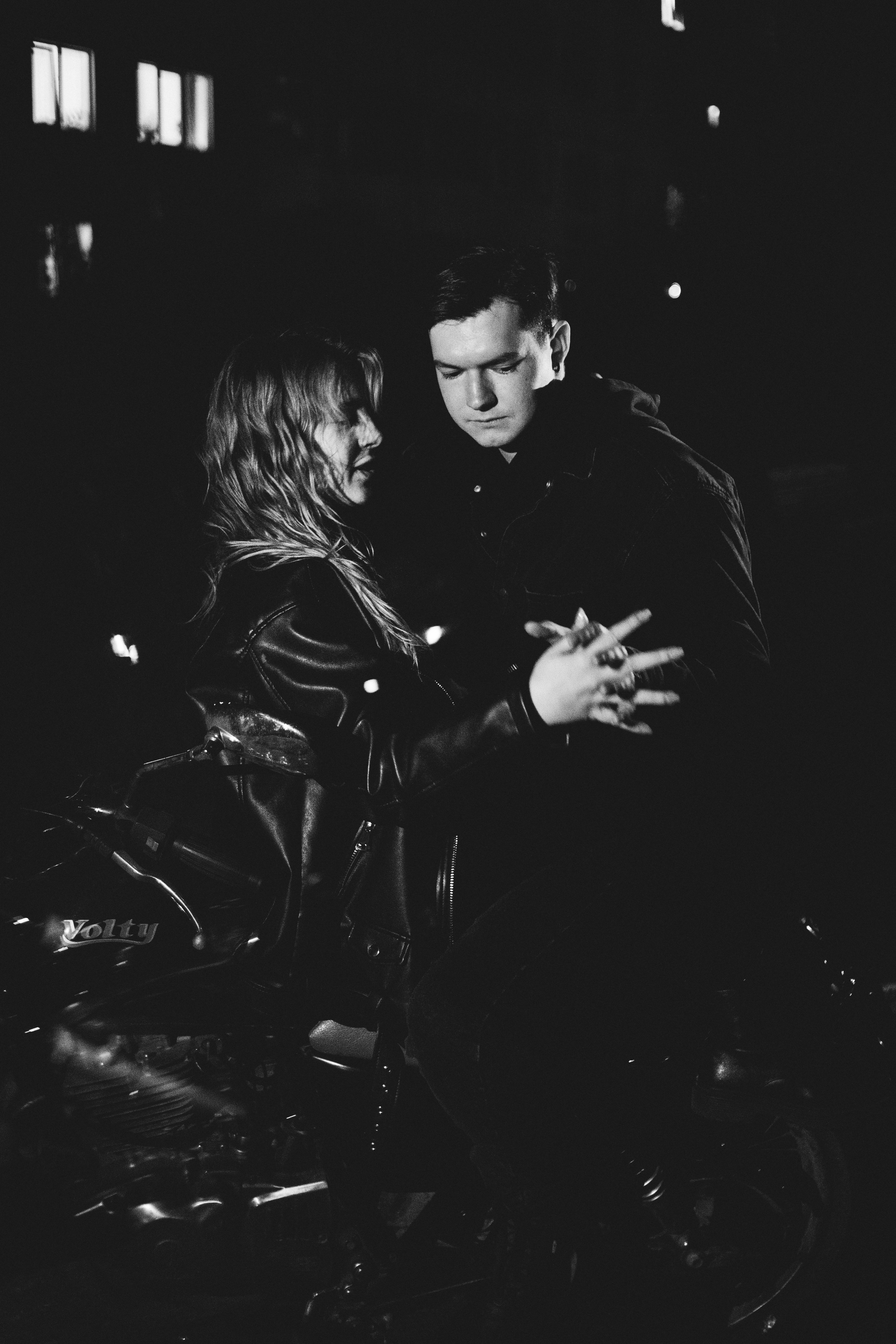 Ангелина и Даниил. Фото на мотоцикле. Фотограф Регина Крикунова г. Красноярск