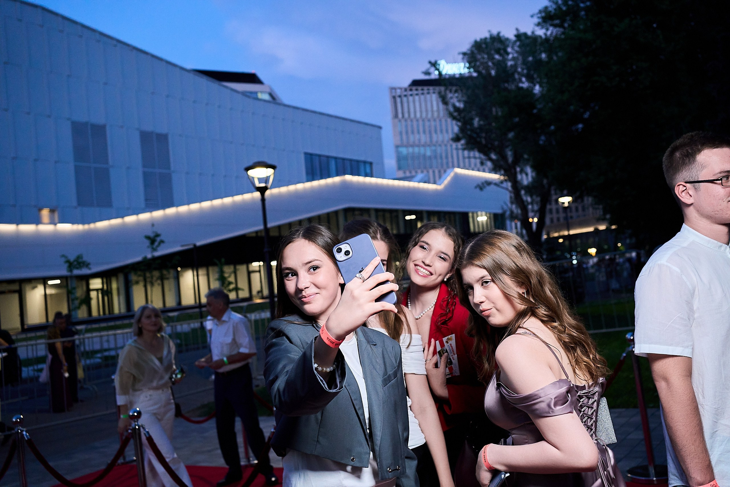 Выпускной 2024 концертный зал Академия ВТБ. Фотограф и Видеограф в Москве. Олег Корушев