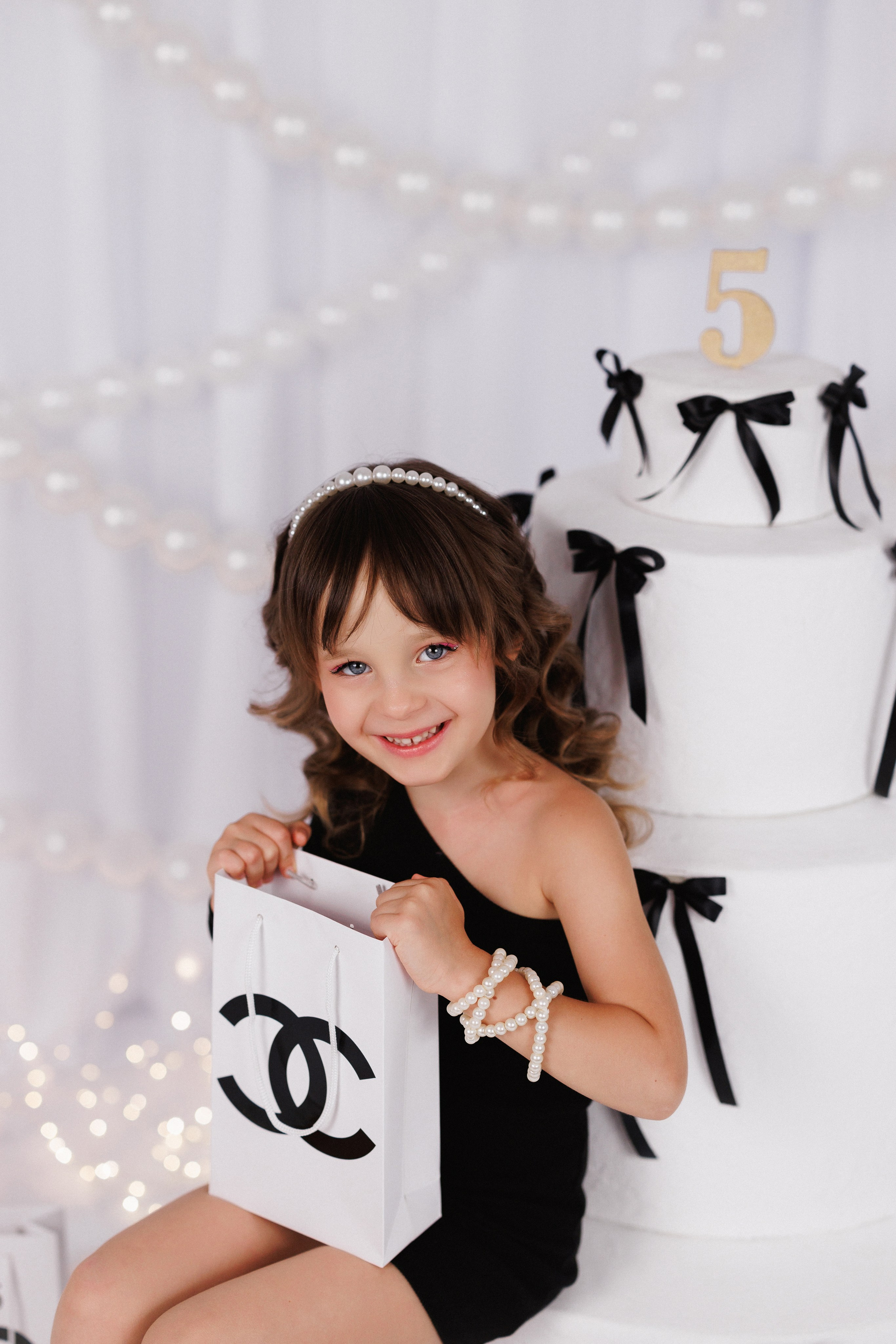 Фотосессия к дню рождения с большим тортом, в детской фотостудии «Антураж», город Краснодар. Семейный и детский фотограф в Краснодаре Анна Трашкова