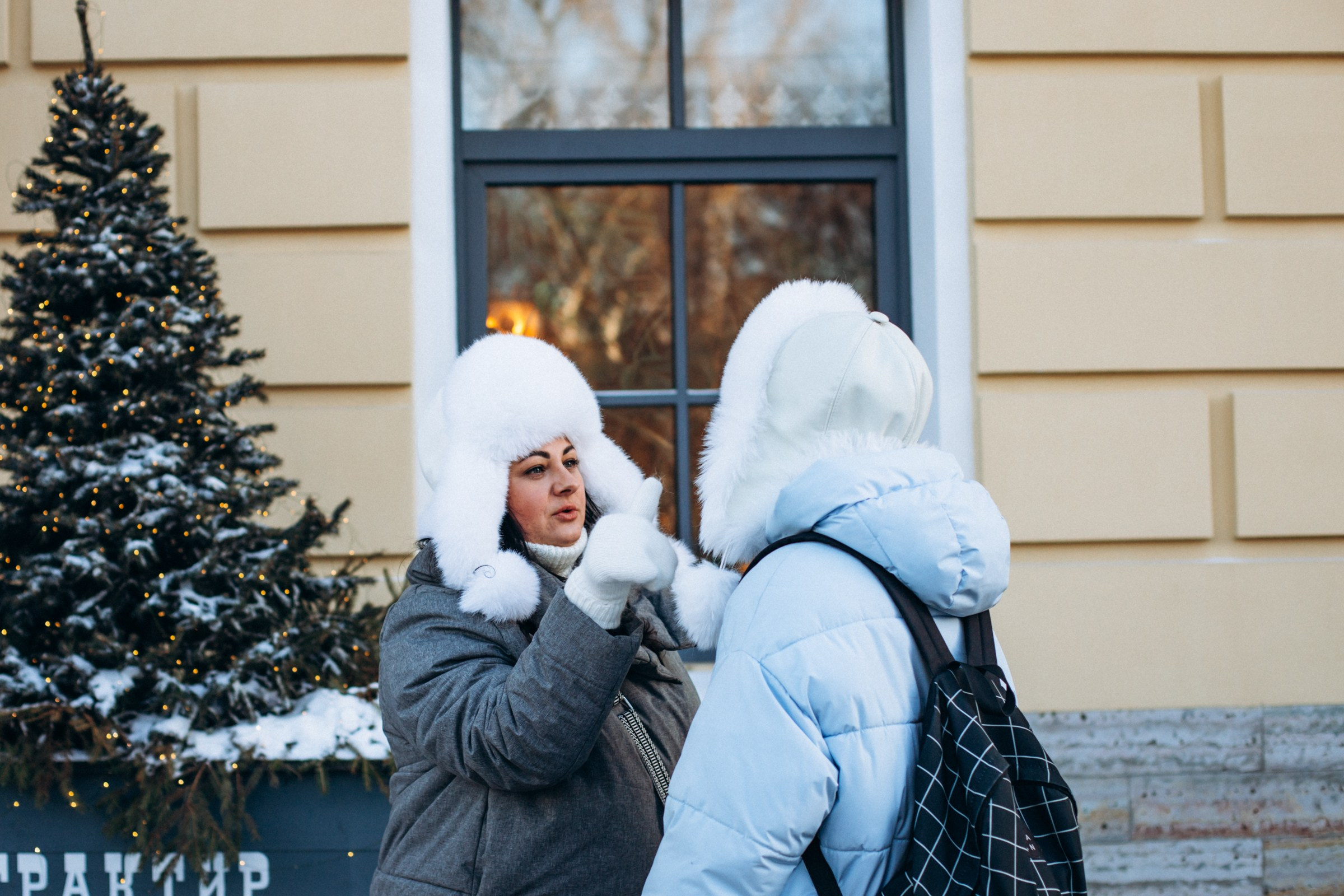 Анна с семьей в феврале. Фотопрогулка в Петербурге. Индивидуальный и семейный фотограф в Санкт-Петербурге