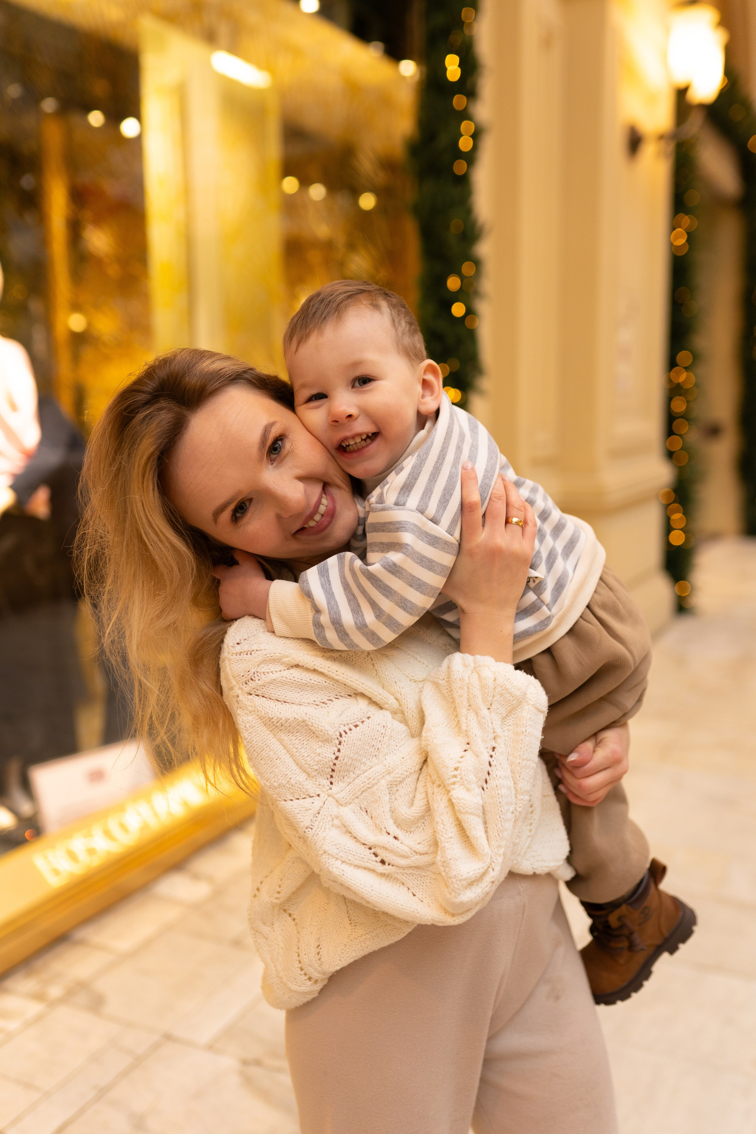 Павел, Егор и Наталия на ГУМ Ярмарке. Свадебный фотограф в Москве Анна Полушина
