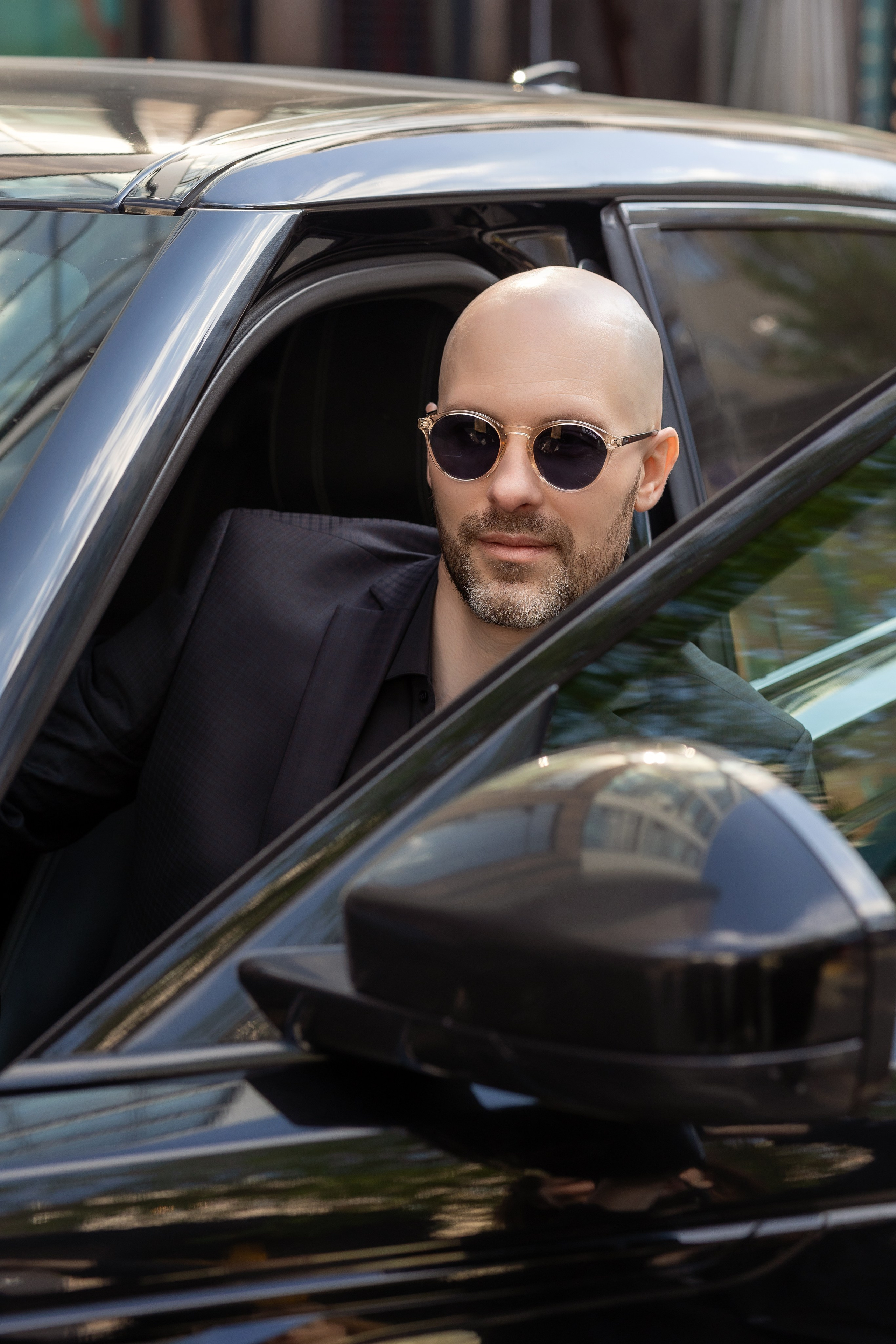 мужчина в машине