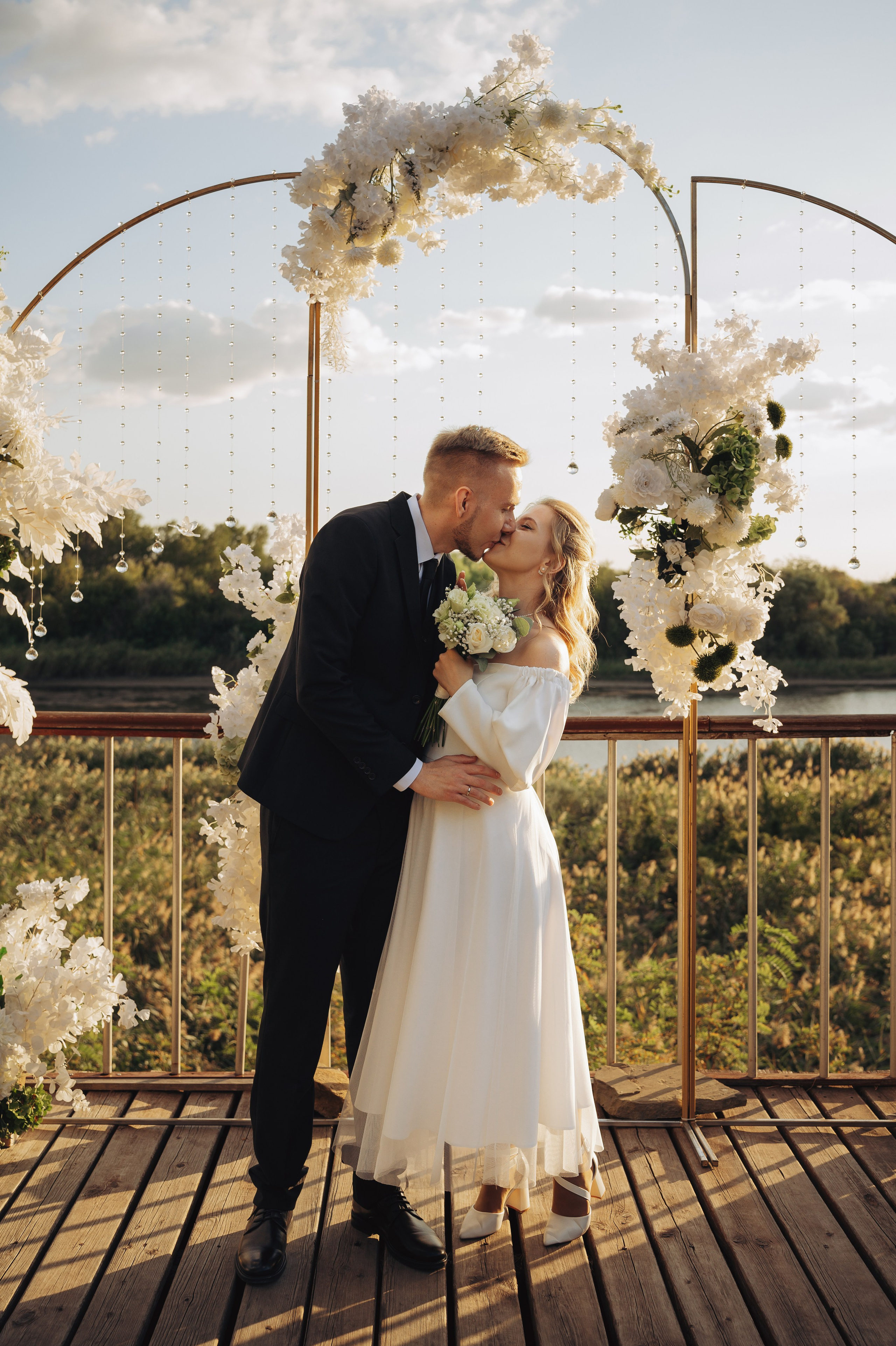 Свадебная съемка в Ростове, прогулка на яхте и семейный ужин за городом