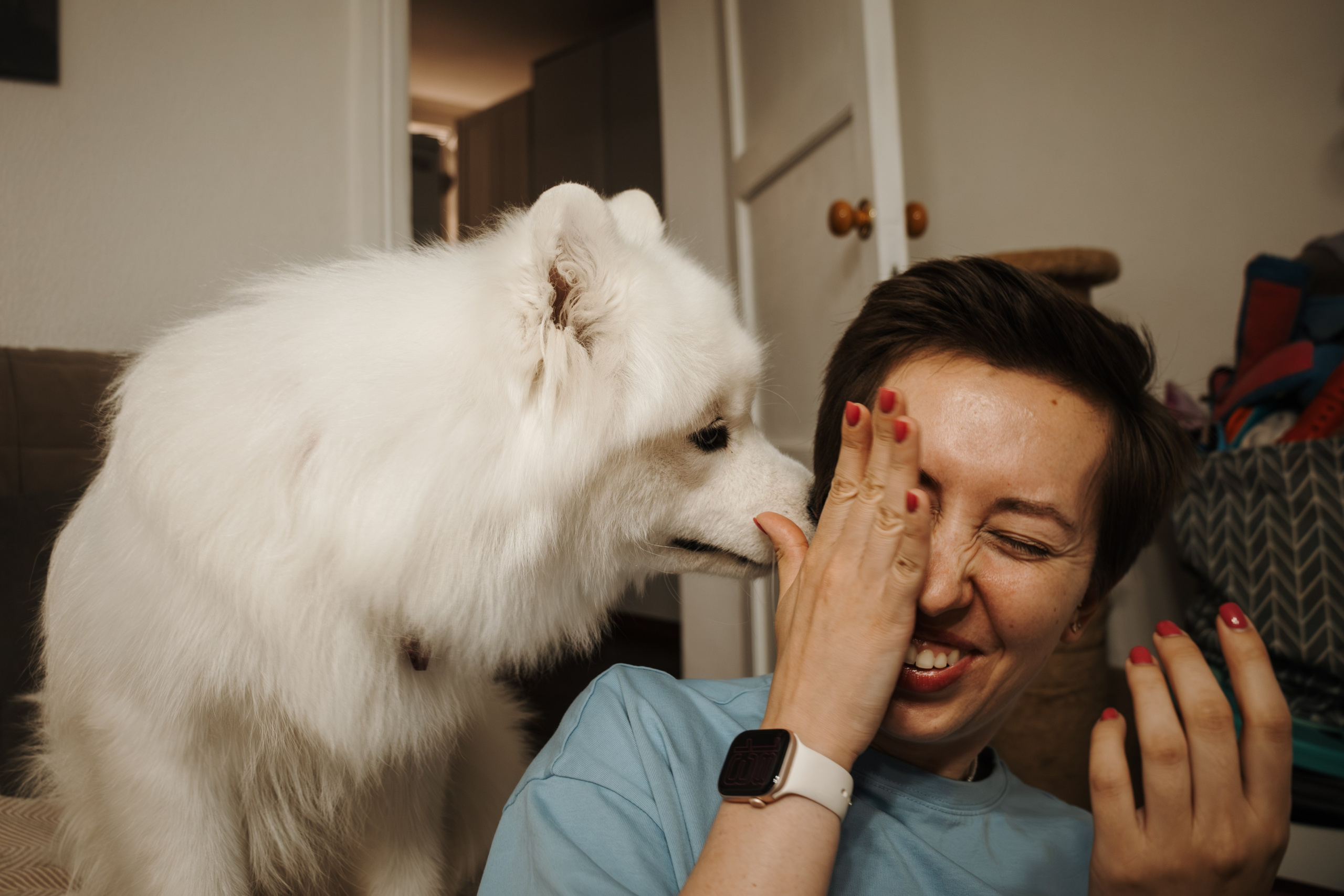 Домашняя фотосессия девушки с собакой и пара фото в дождливый день. Фотограф-анималист в Москве Екатерина Тихонова