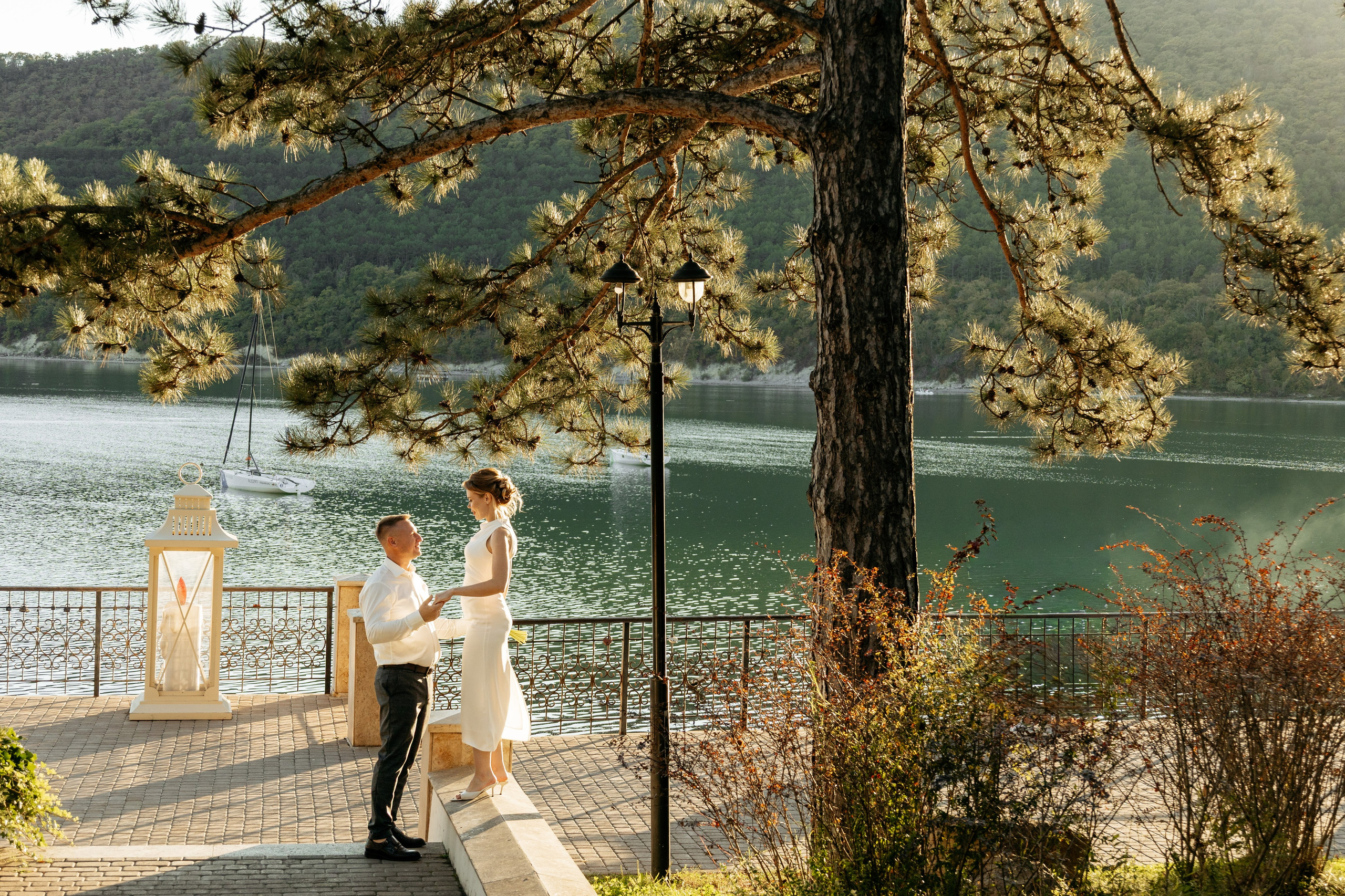  Свадебная фотосессия в цветущем саду Абрау-Дюрсо