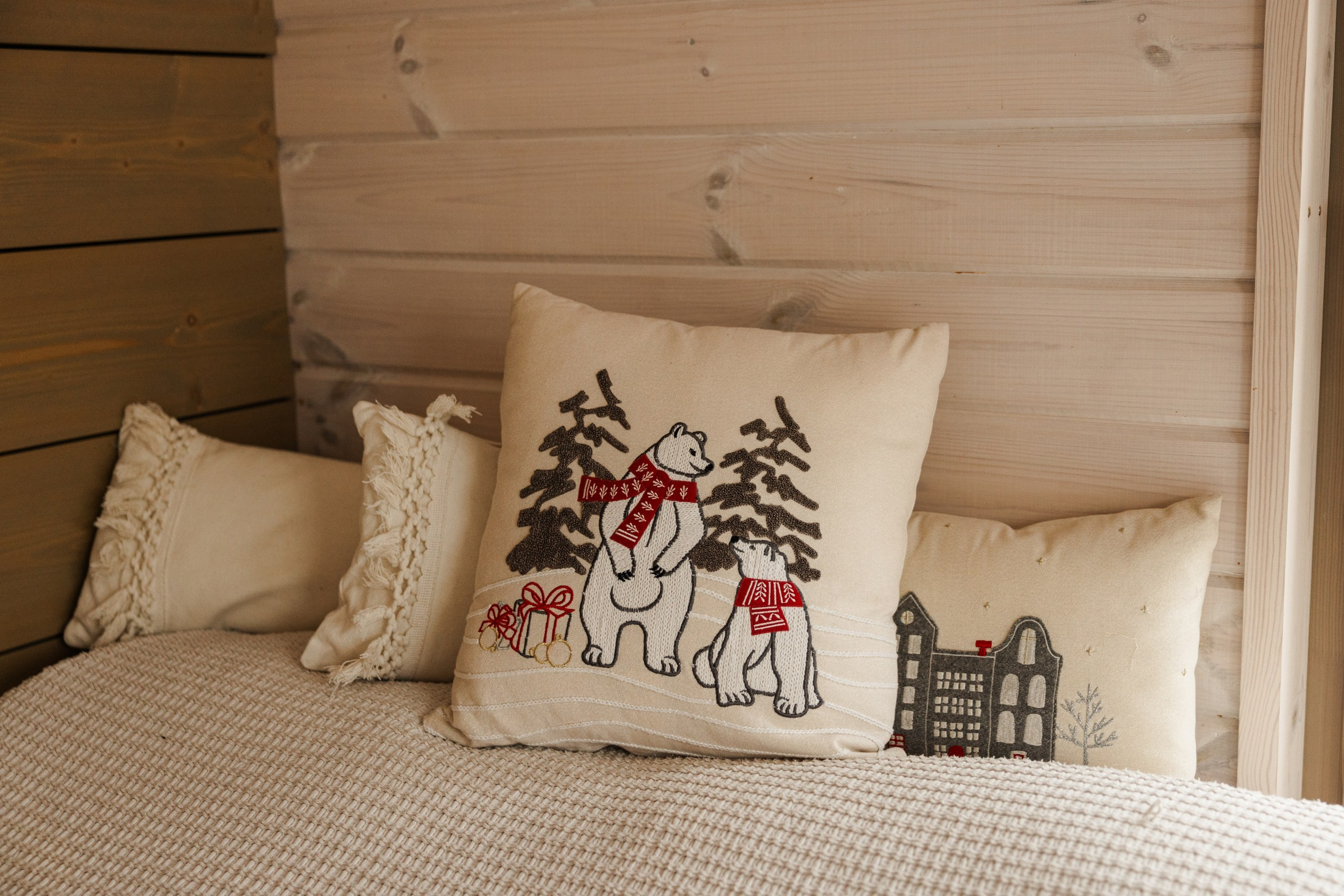 Украшение загородного дома 'Панорама' в Сургуте: сказочные зимние декорации, яркие гирлянды, новогодние украшения, ёлка и ёлочные игрушки