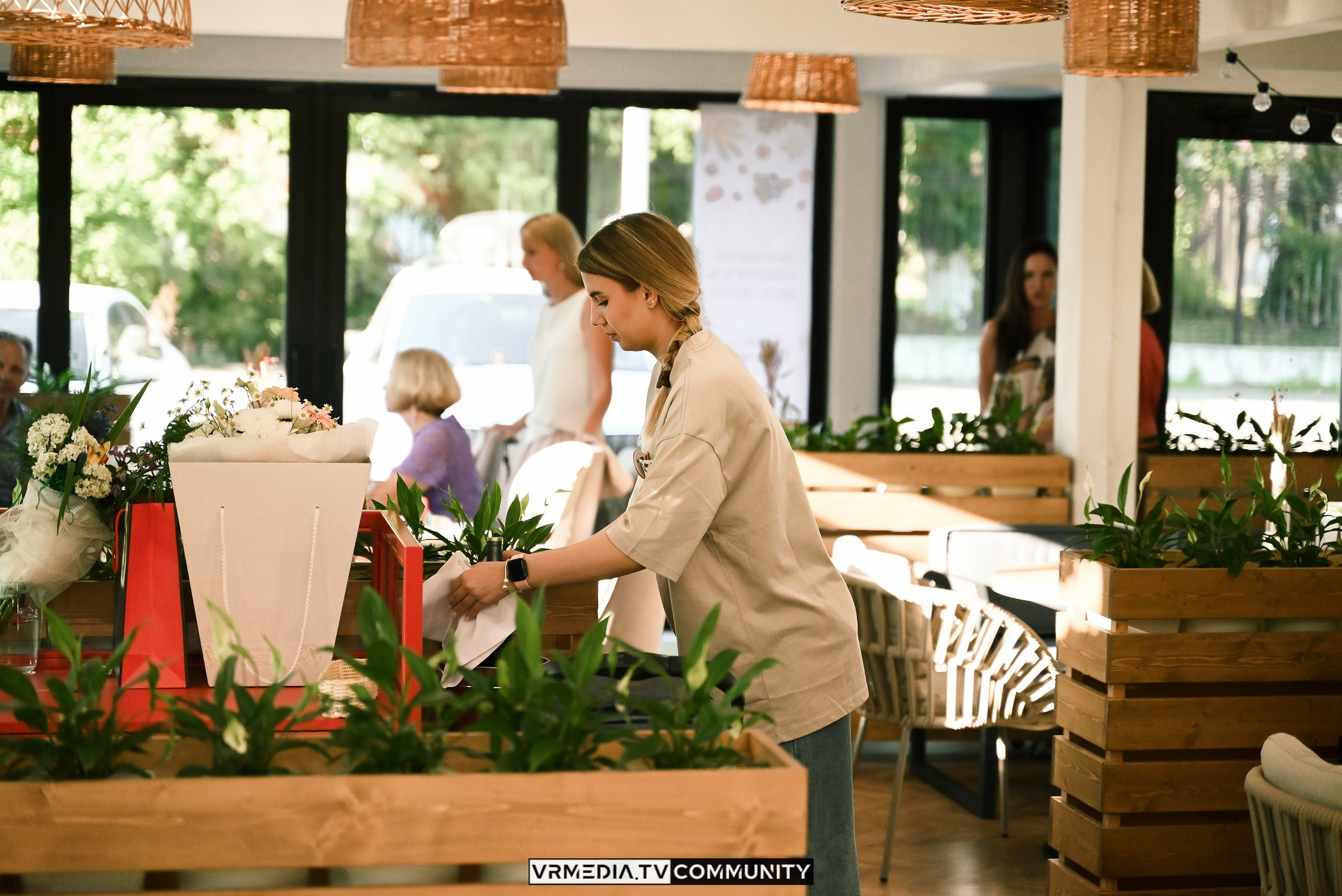 Ресторан «Volna»: Вокальный вечер на летней веранде «Хочу на дачу»