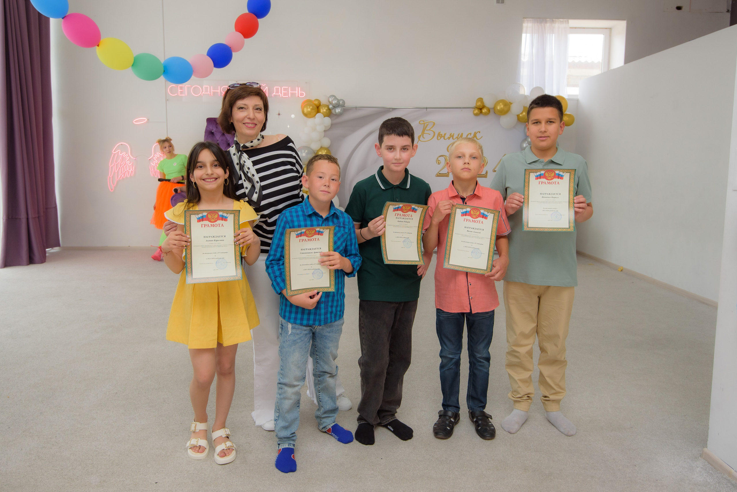 Выпускной 4классы. Выпускные книги Анапа Новороссийск Краснодар