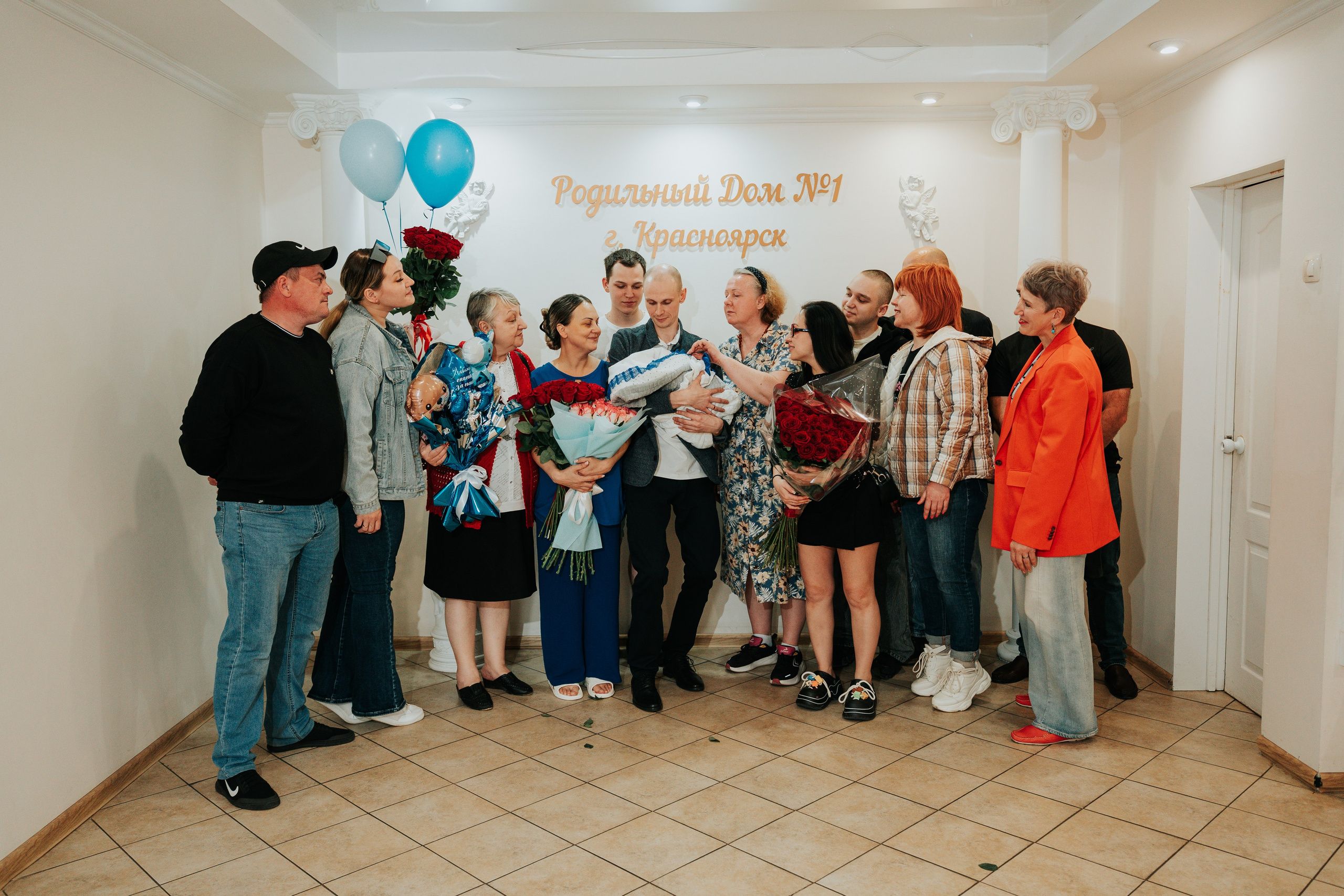 Выписка из роддома: Вадим, Анастасия и сын Руслан. Репортажный фотограф Красноярск