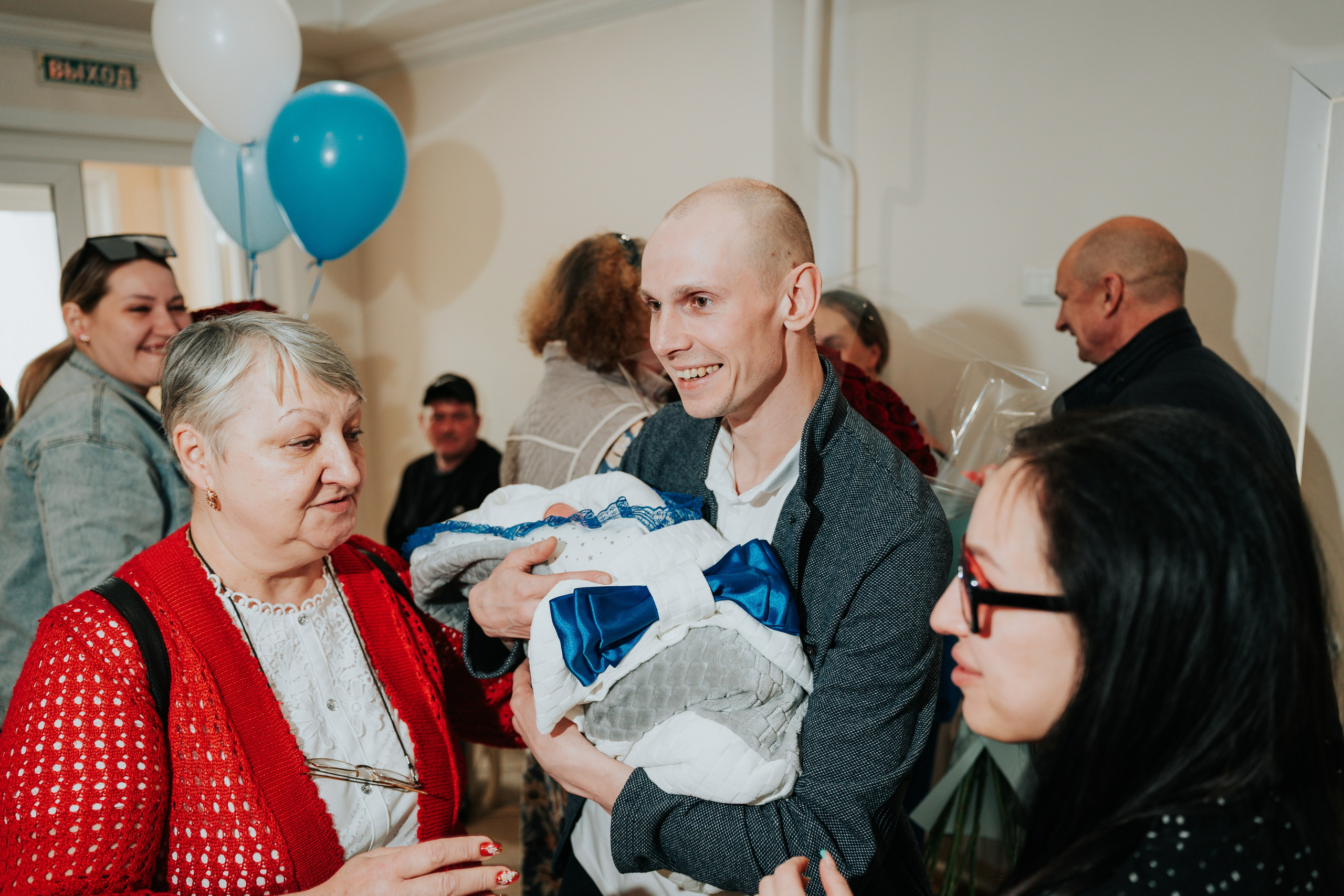 Выписка из роддома: Вадим, Анастасия и сын Руслан. Репортажный фотограф Красноярск