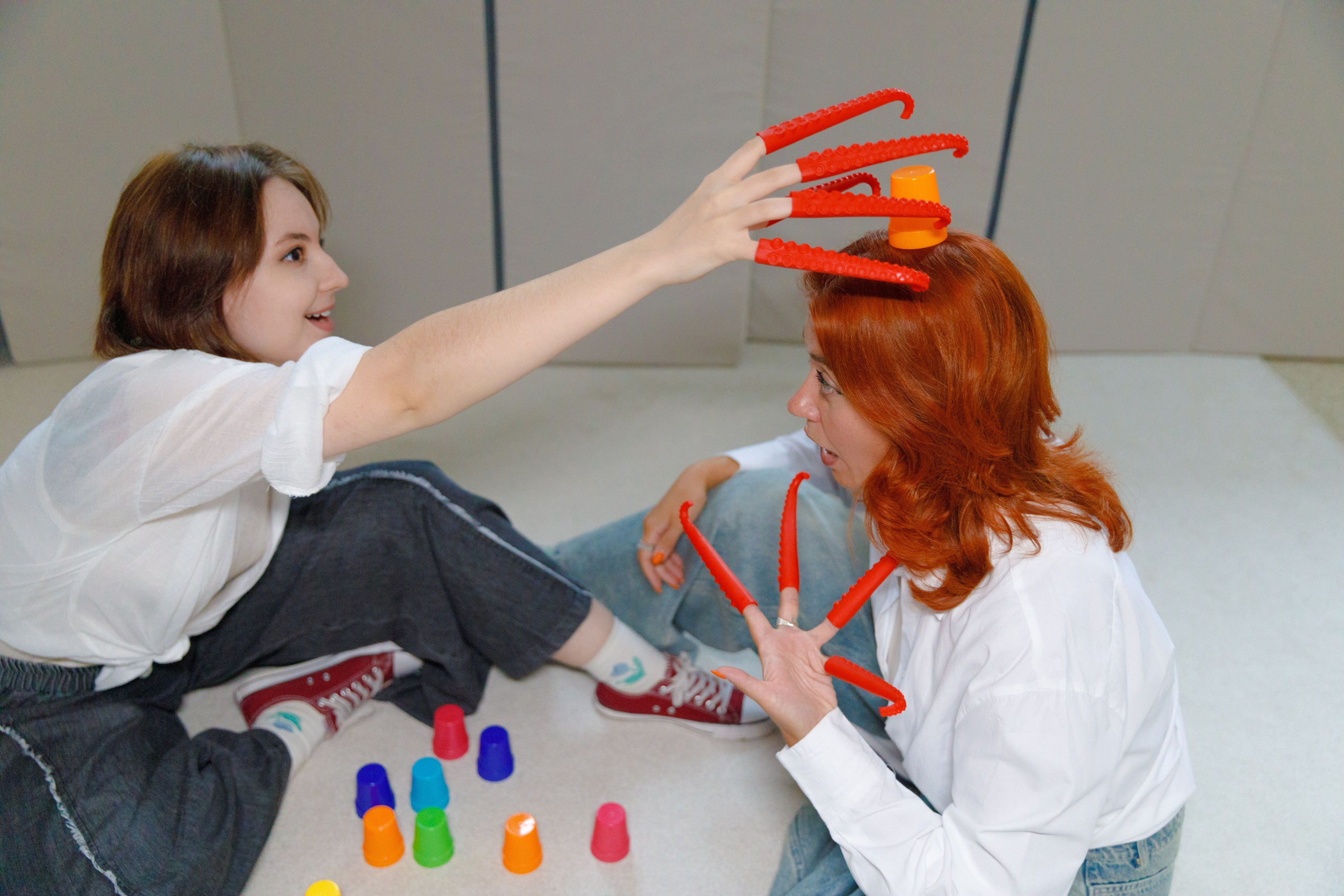 Юлианна и Анна в кабинете Dir Floor Time. Фотограф в Москве Слуцкая Наталья, репортаж, портрет, контент