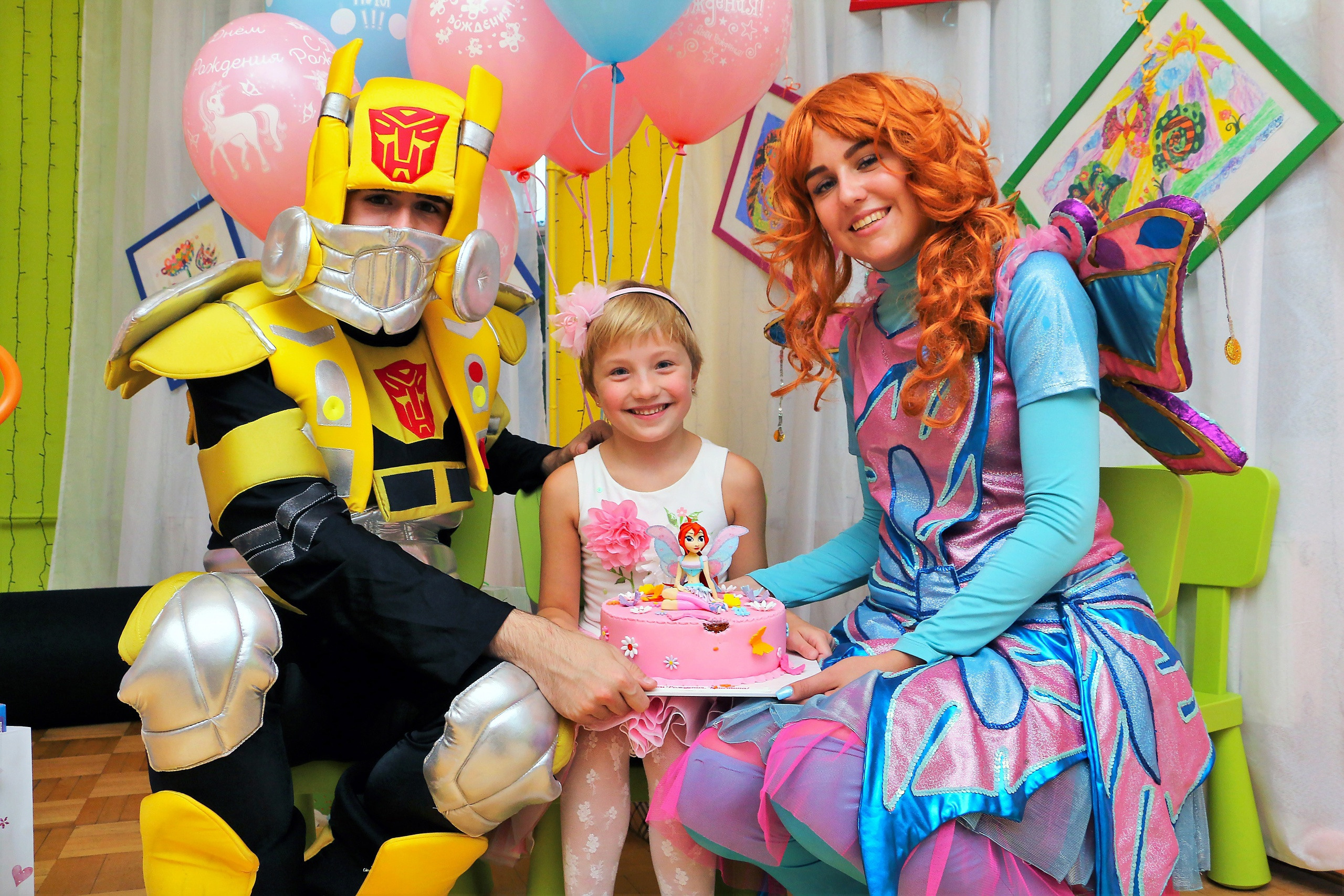 Девочка  с  аниматорами. Аниматоры пришли к ней в гости. День рождения девочки. Аниматоры на дне рождения