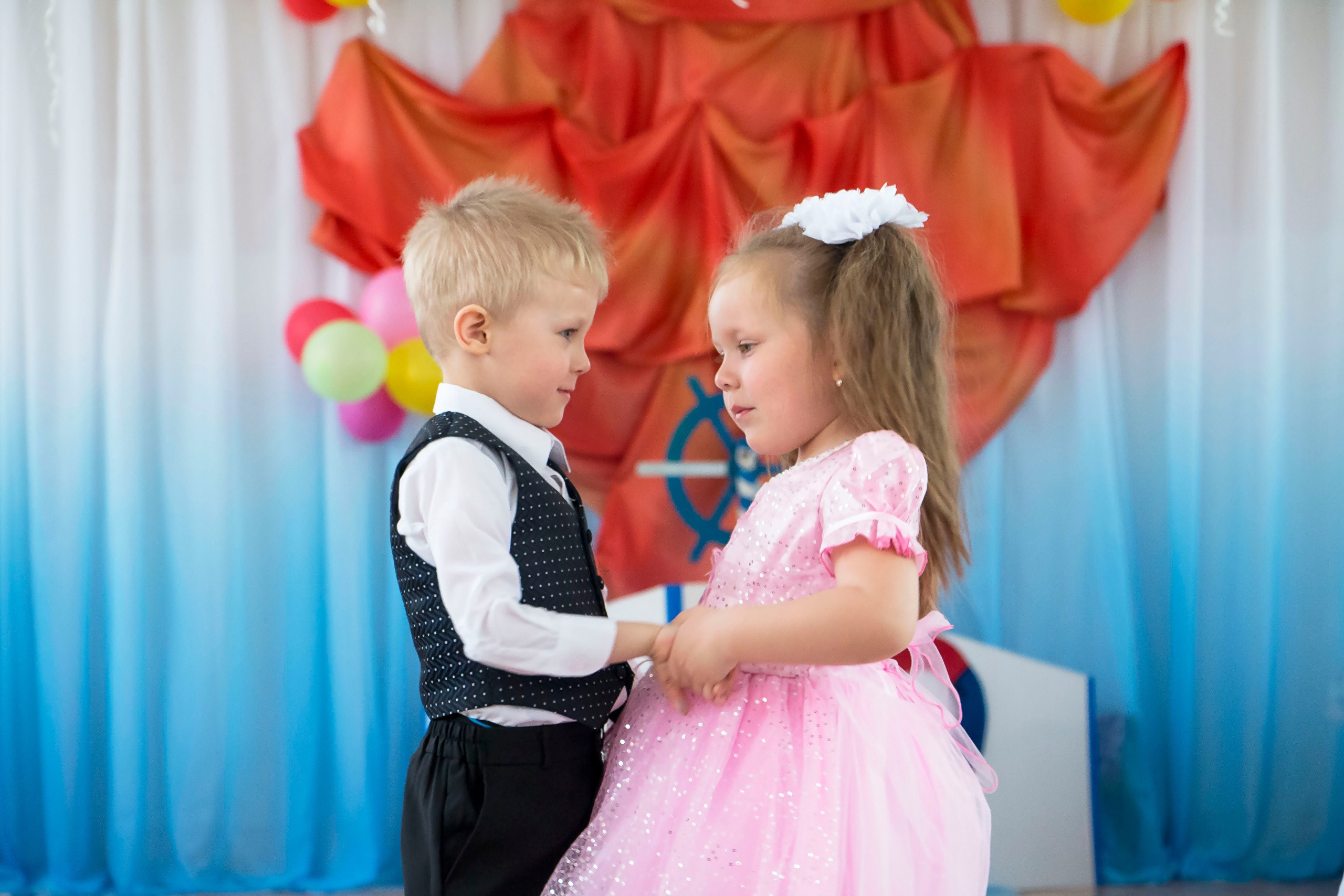 Мальчик и девочка встретились в детском саду. Давай дружить сказал мальчик