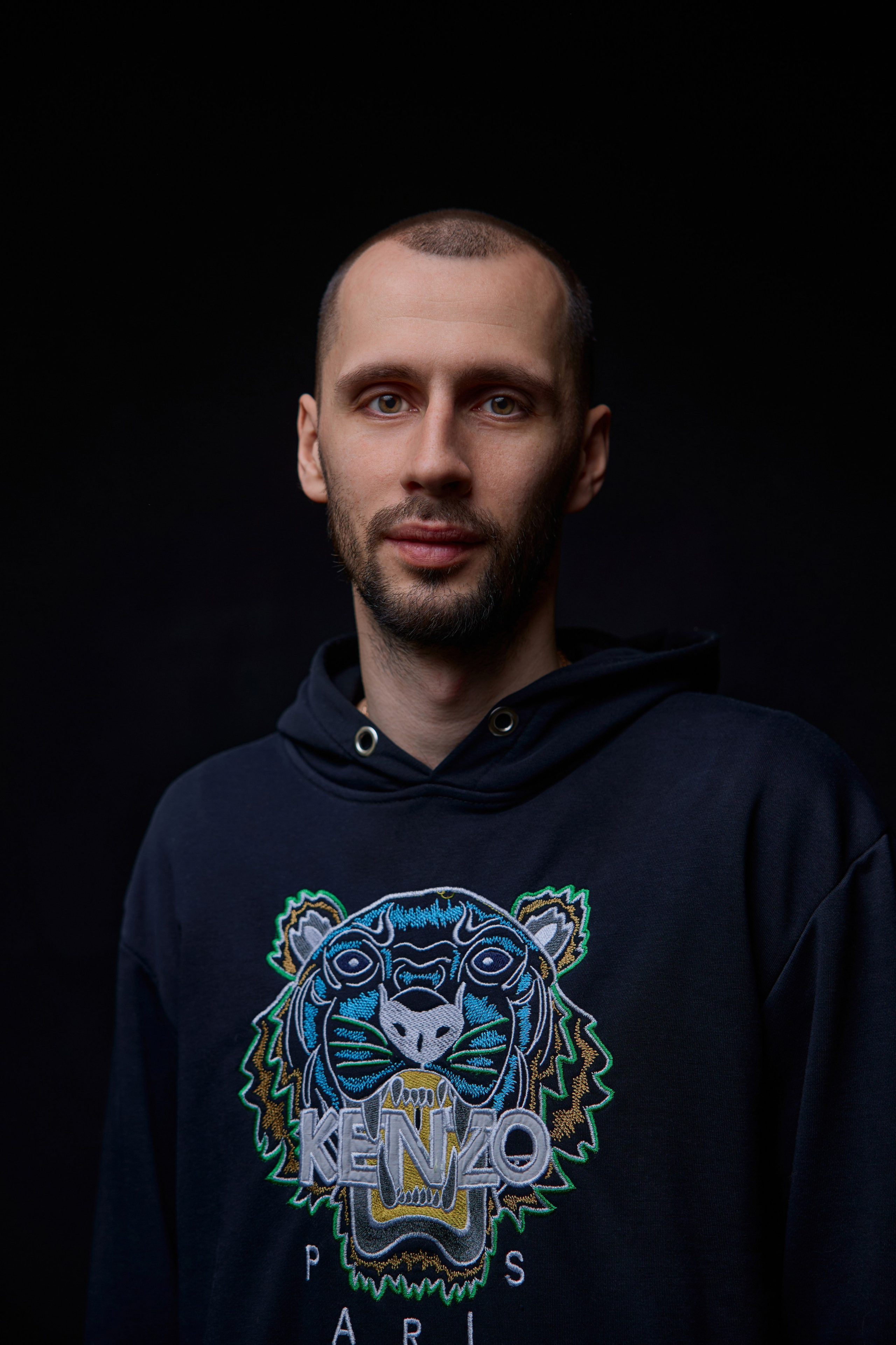 Баскетболист Денис Левшин (команда Темп-Сумз-УГМК) в профессиональной студийной фотосессии: Фото: Илья Новиков