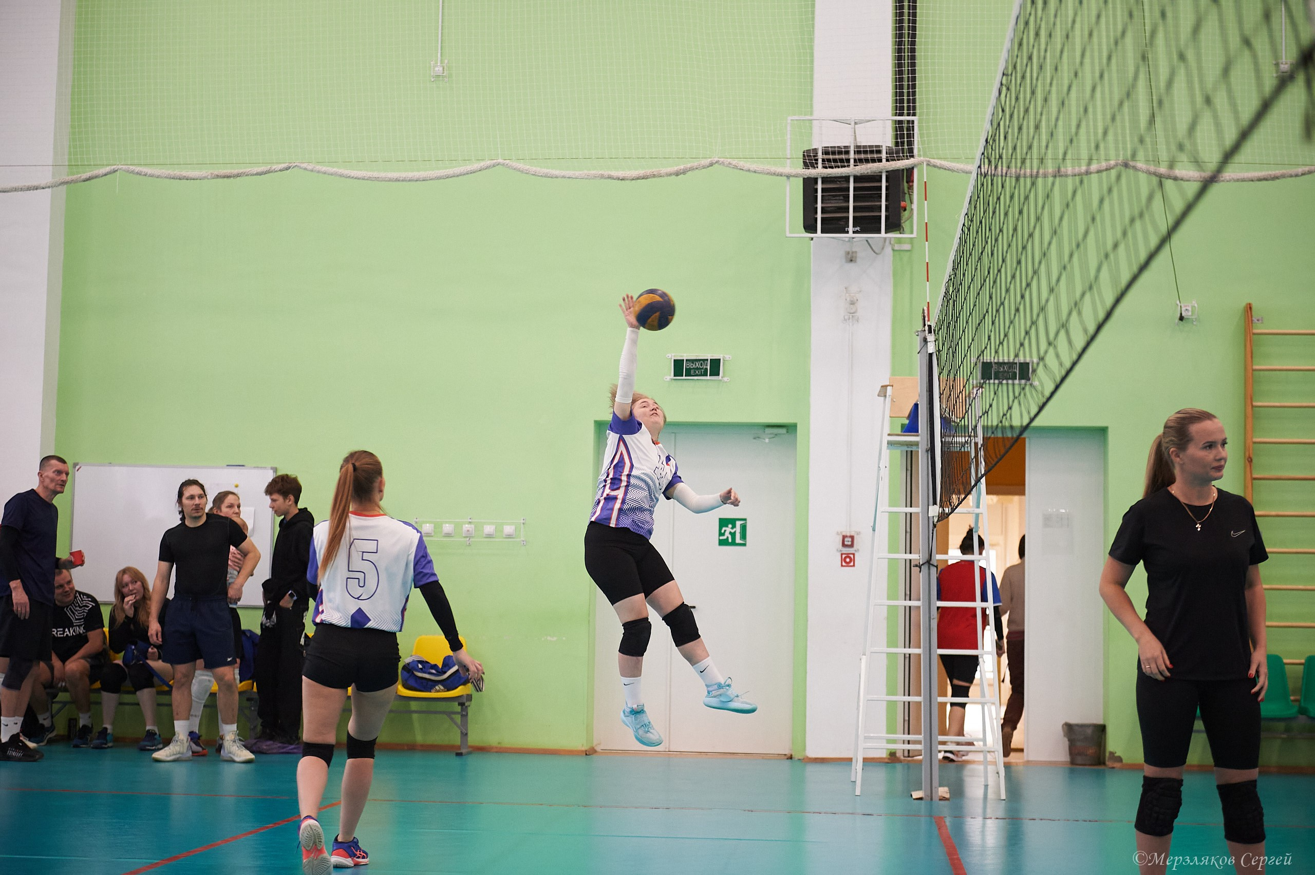 Новогодний волейбольный турнир. Ижевск. 16.12.23. Спортивный репортажный фотограф в Ижевске Сергей Мерзляков