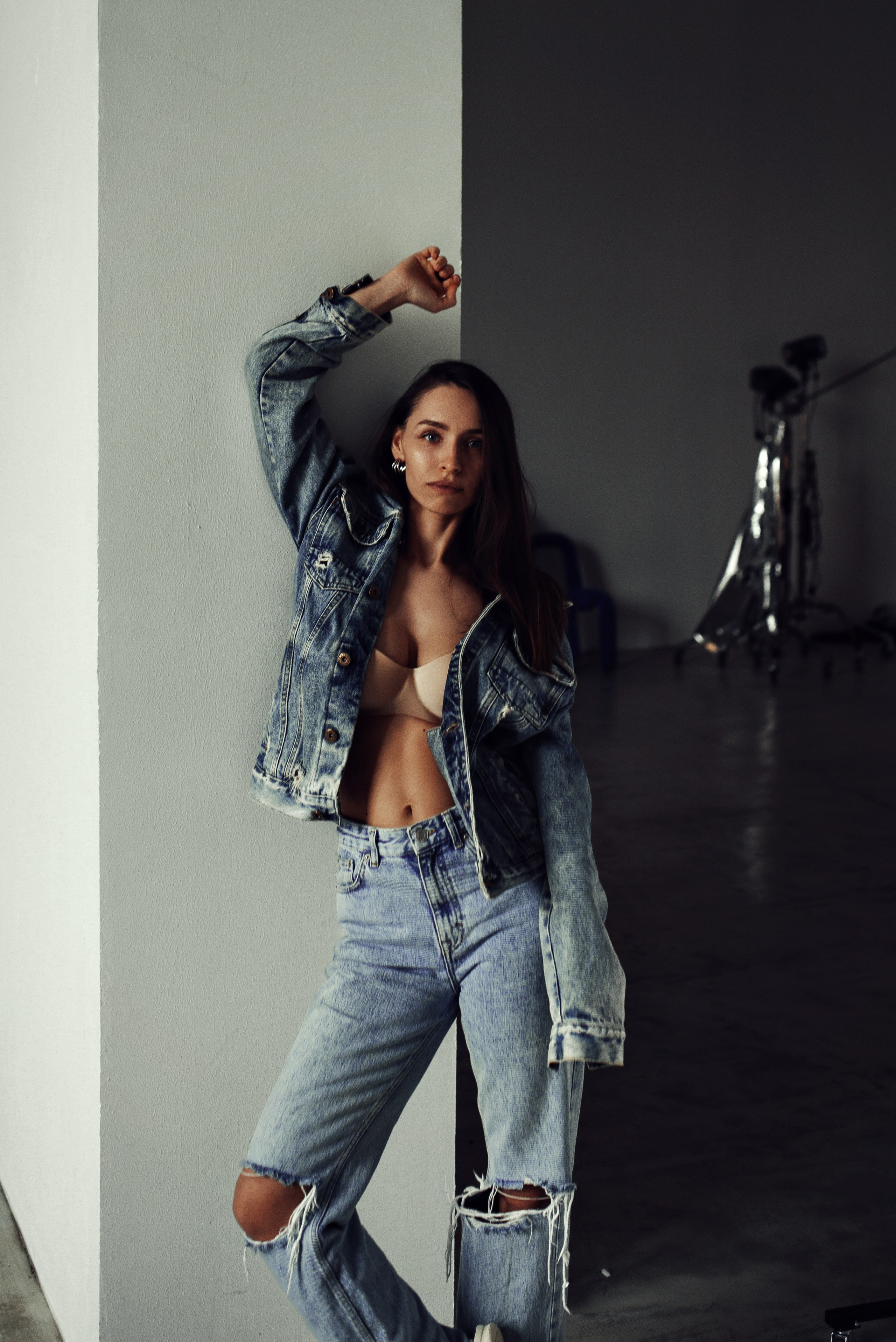 Фотограф Томашев: портрет девушки на белой циклораме с естественным светом