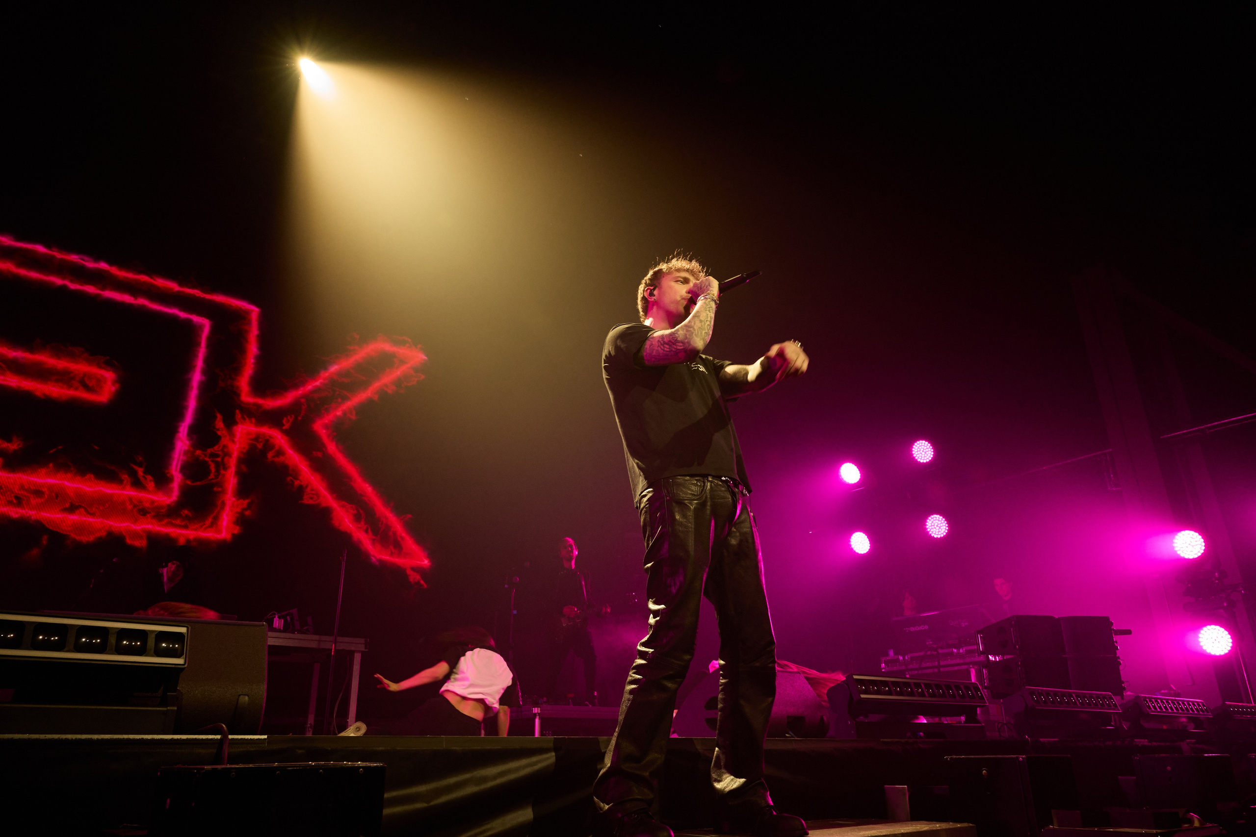 Egor Kreed. Святослав Лебедев | Рекламный фотограф — Коммерческая съемка, Арт-дирекшн, AI-интеграция